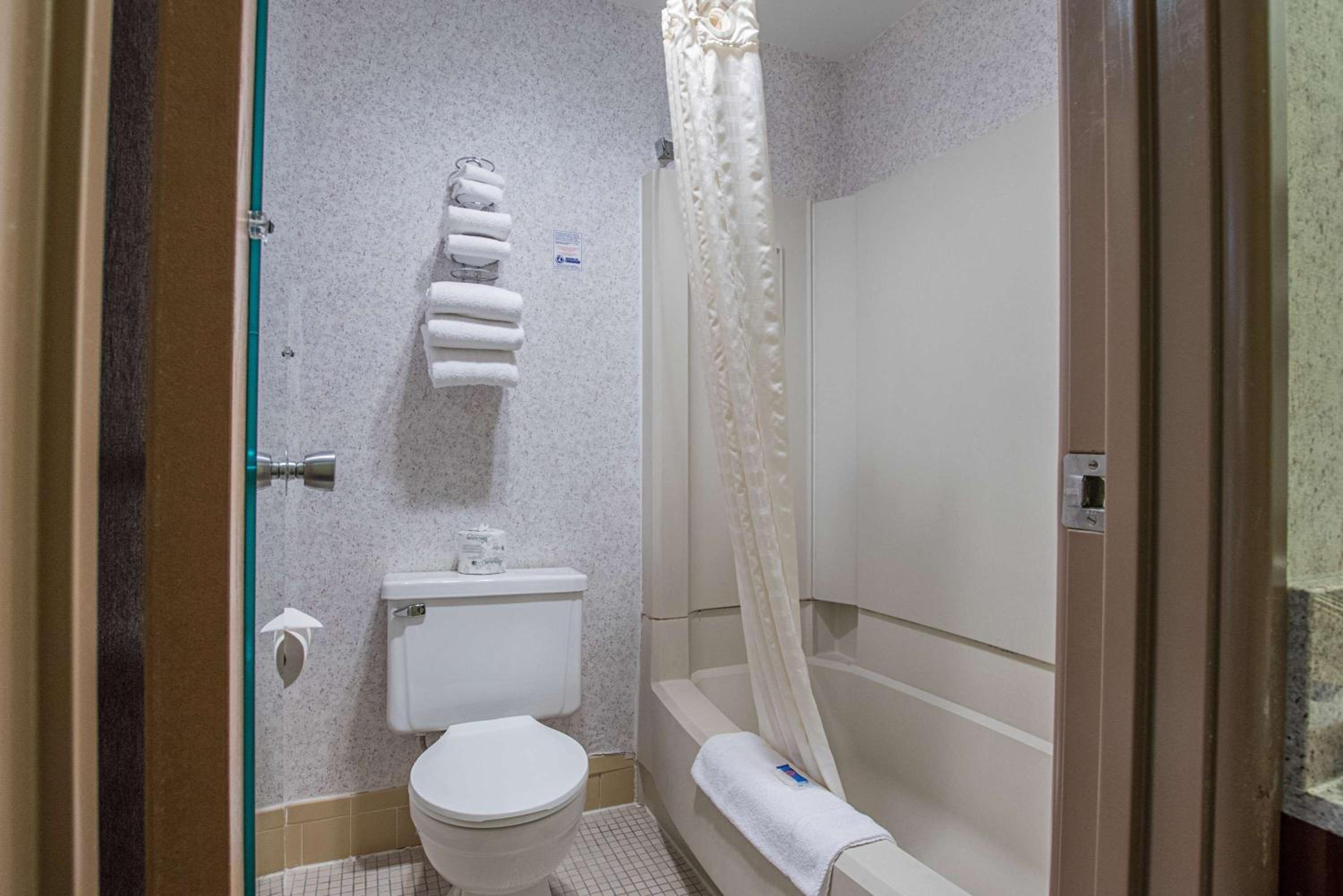 King Room - Non-Smoking photo 2