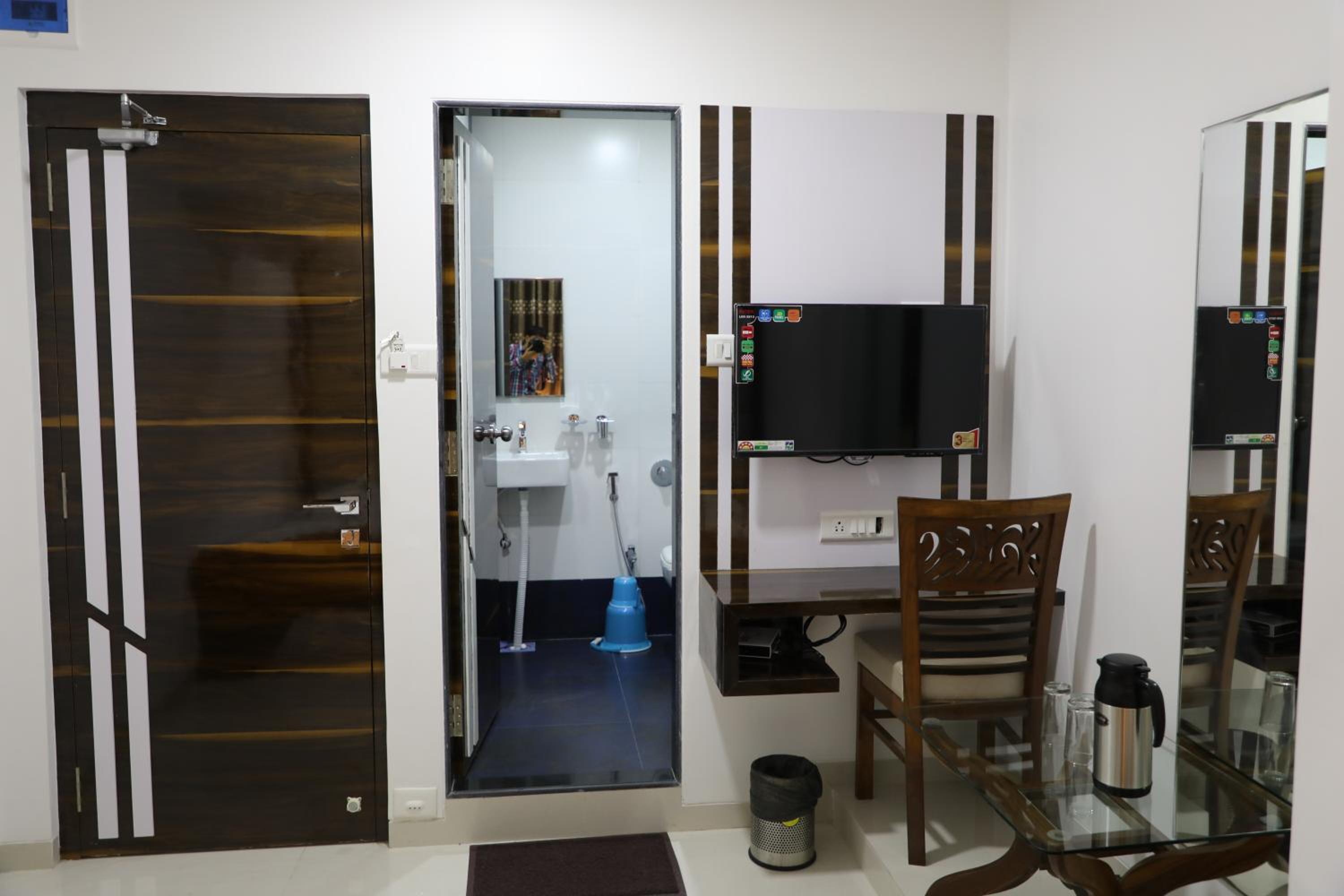 Executive Double Room Non AC - Photo 4