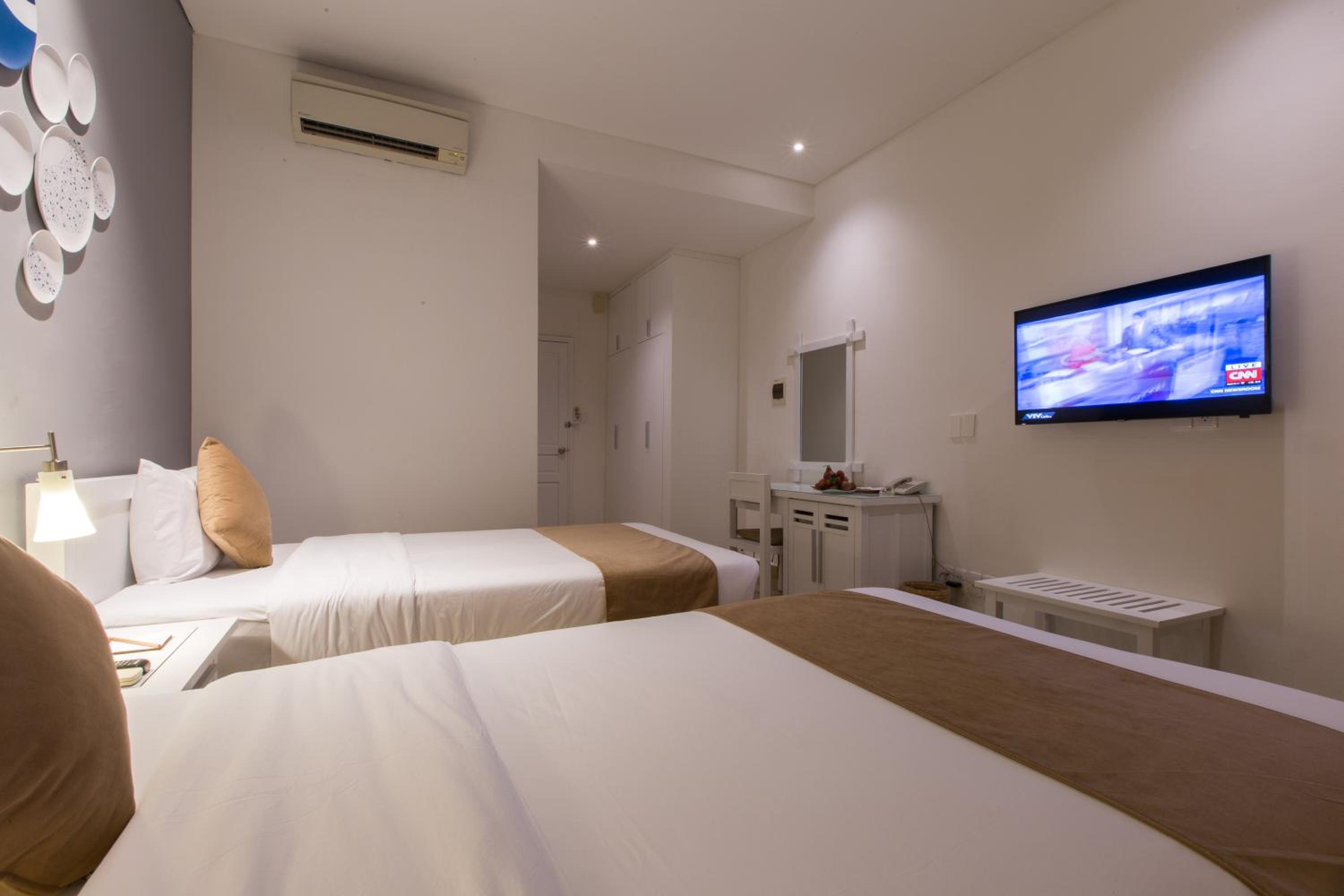 Deluxe Family Room with City View photo 2