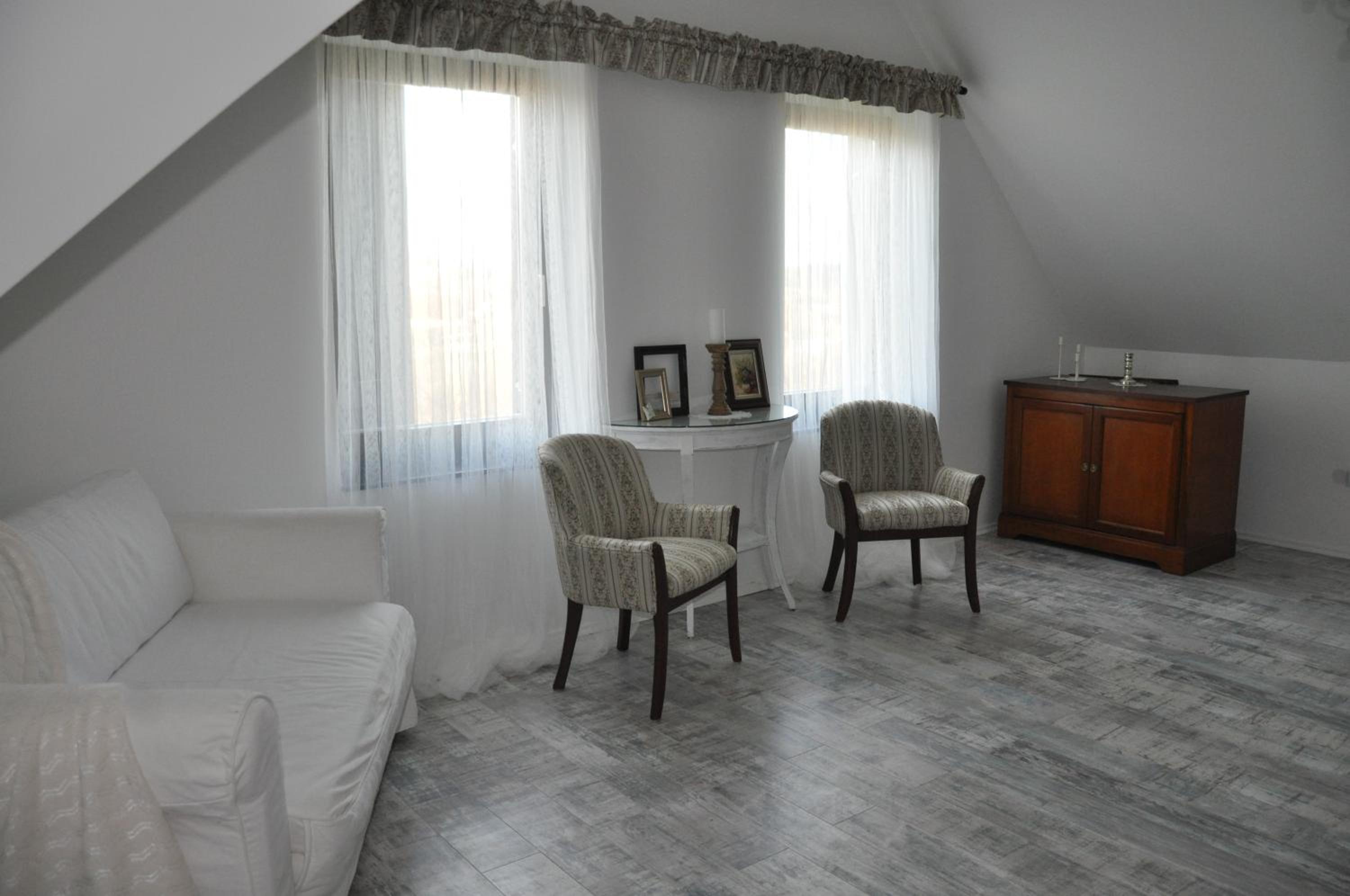 Family Room with Mountain View photo 2