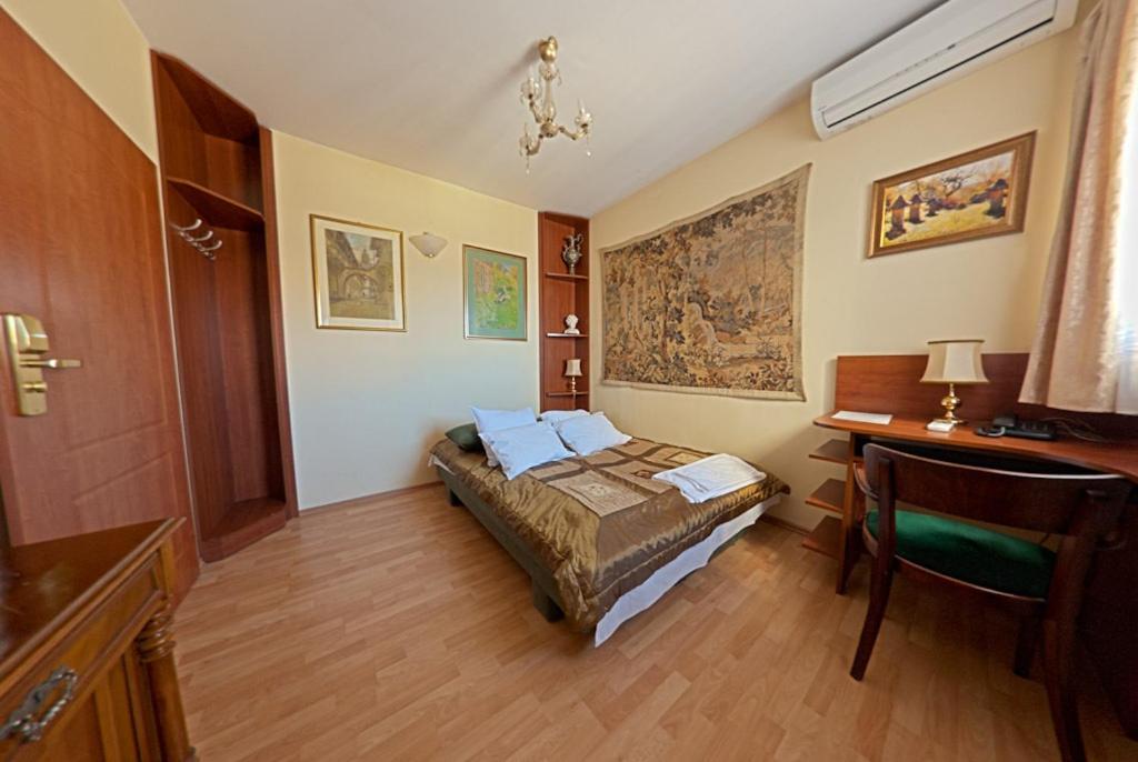 Double or Twin Room - Photo 7