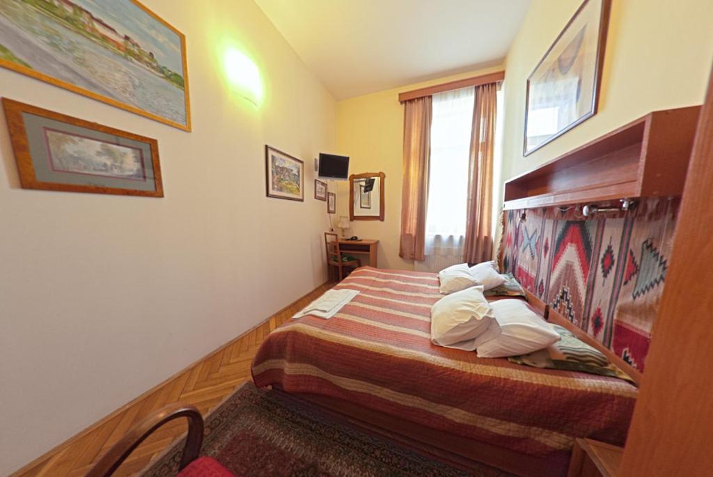 Double or Twin Room - Photo 4