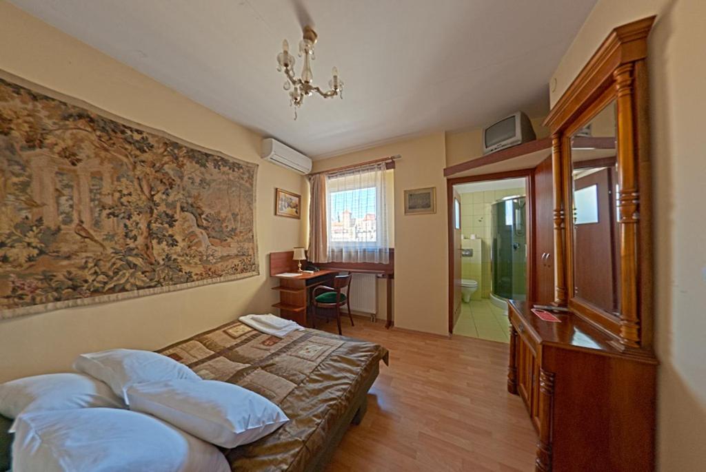 Double or Twin Room - Photo 8