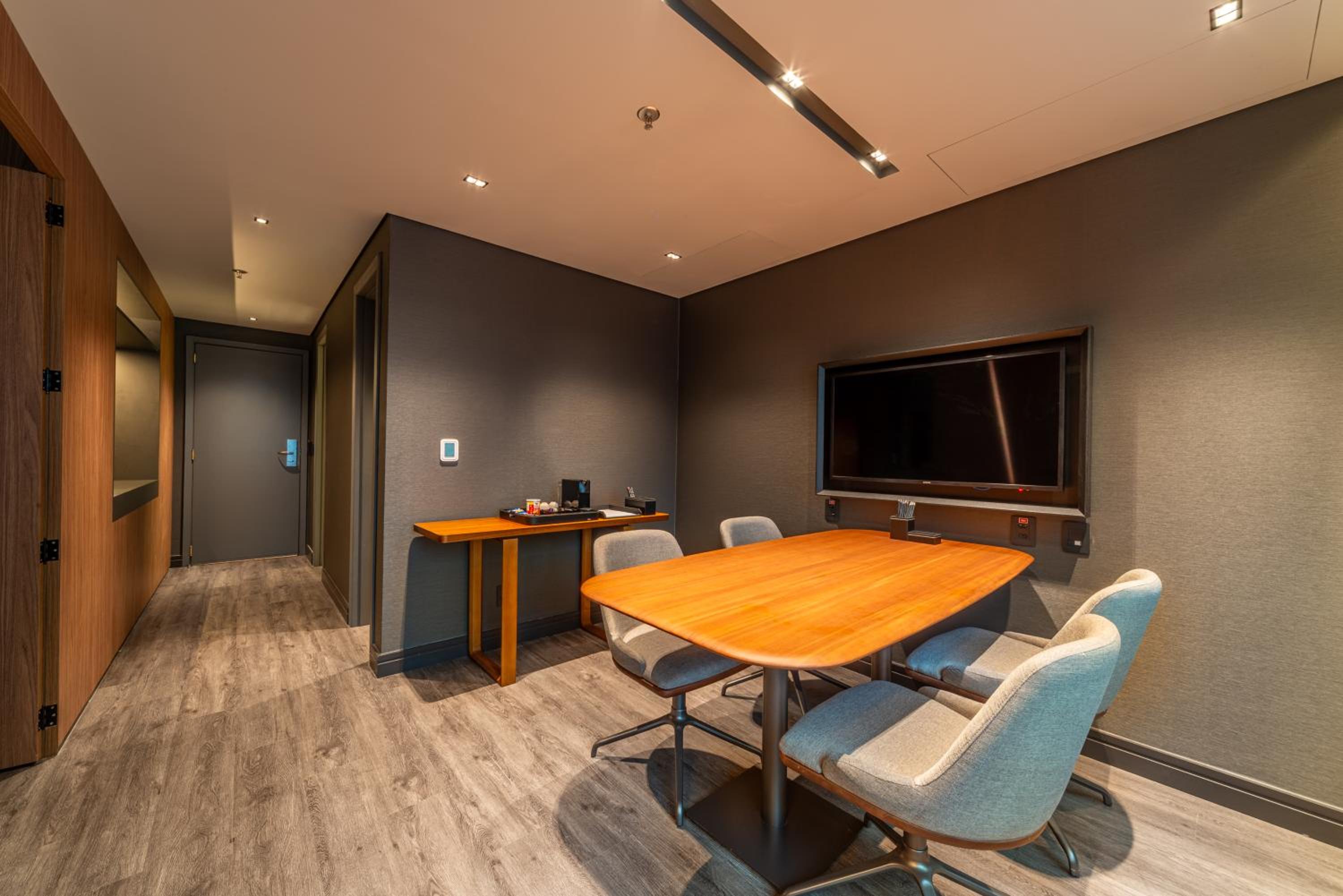 Executive Suite thumbnail 5