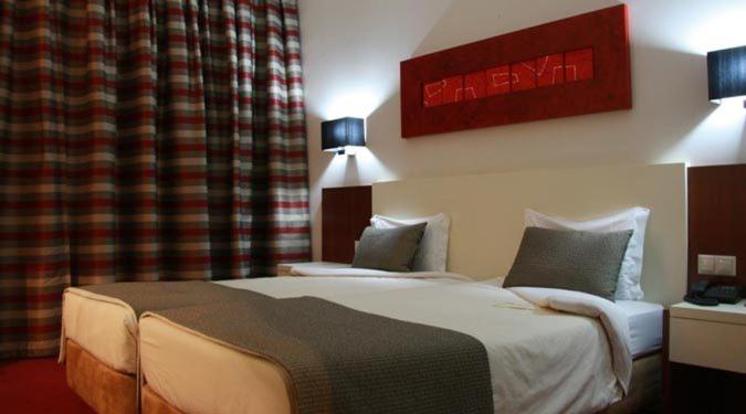 Twin Room - Photo 3