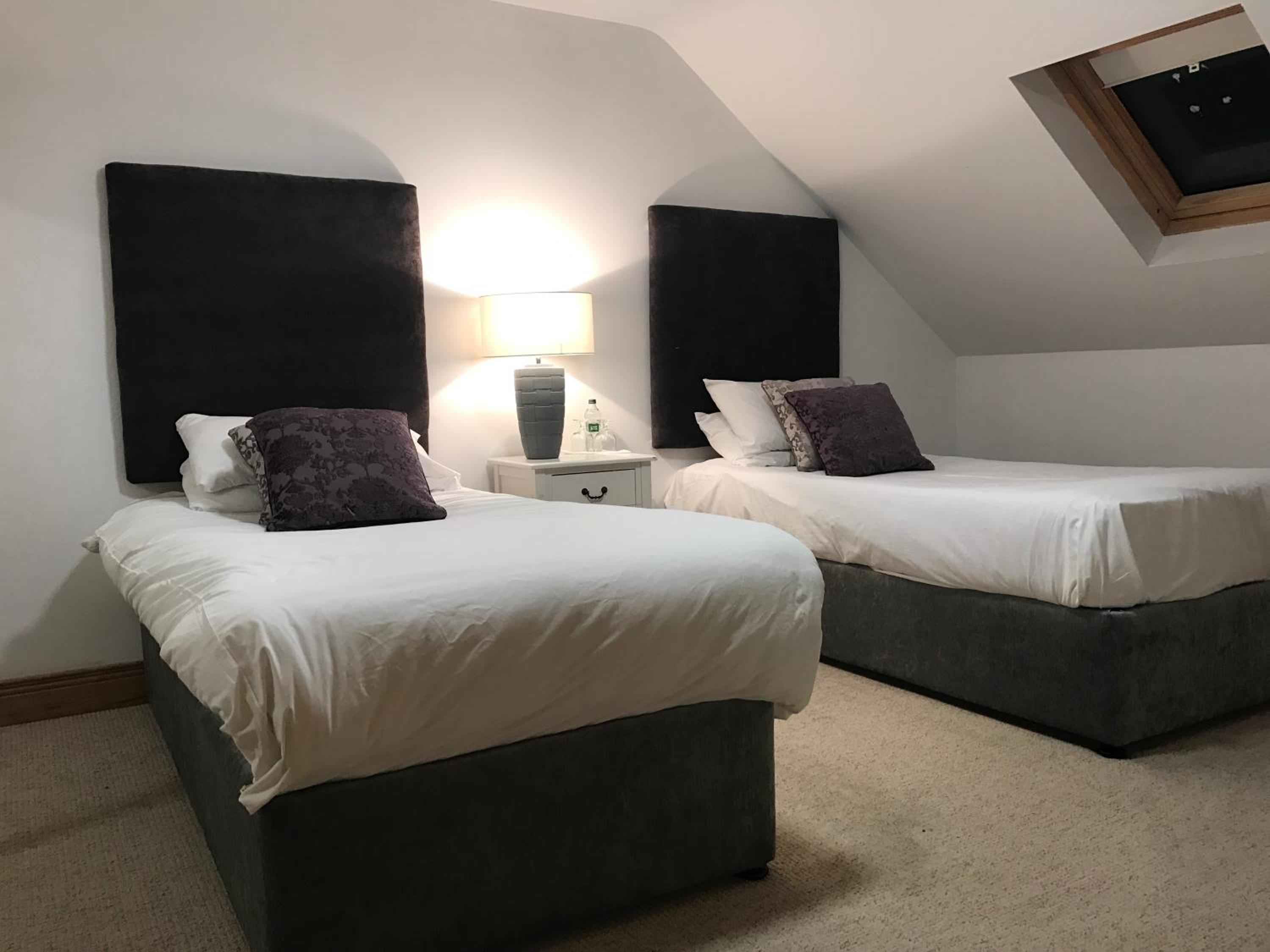 Twin Room with Bathroom - Photo 1