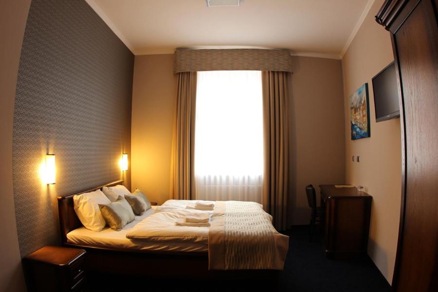 Large Twin Room - Photo 1