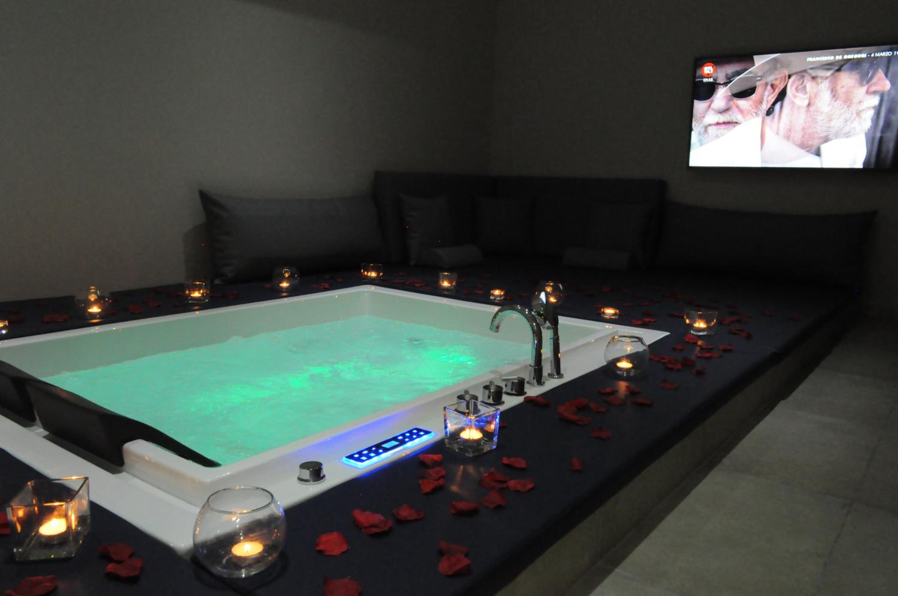 Luxury Suite with Spa Bath - Photo 8