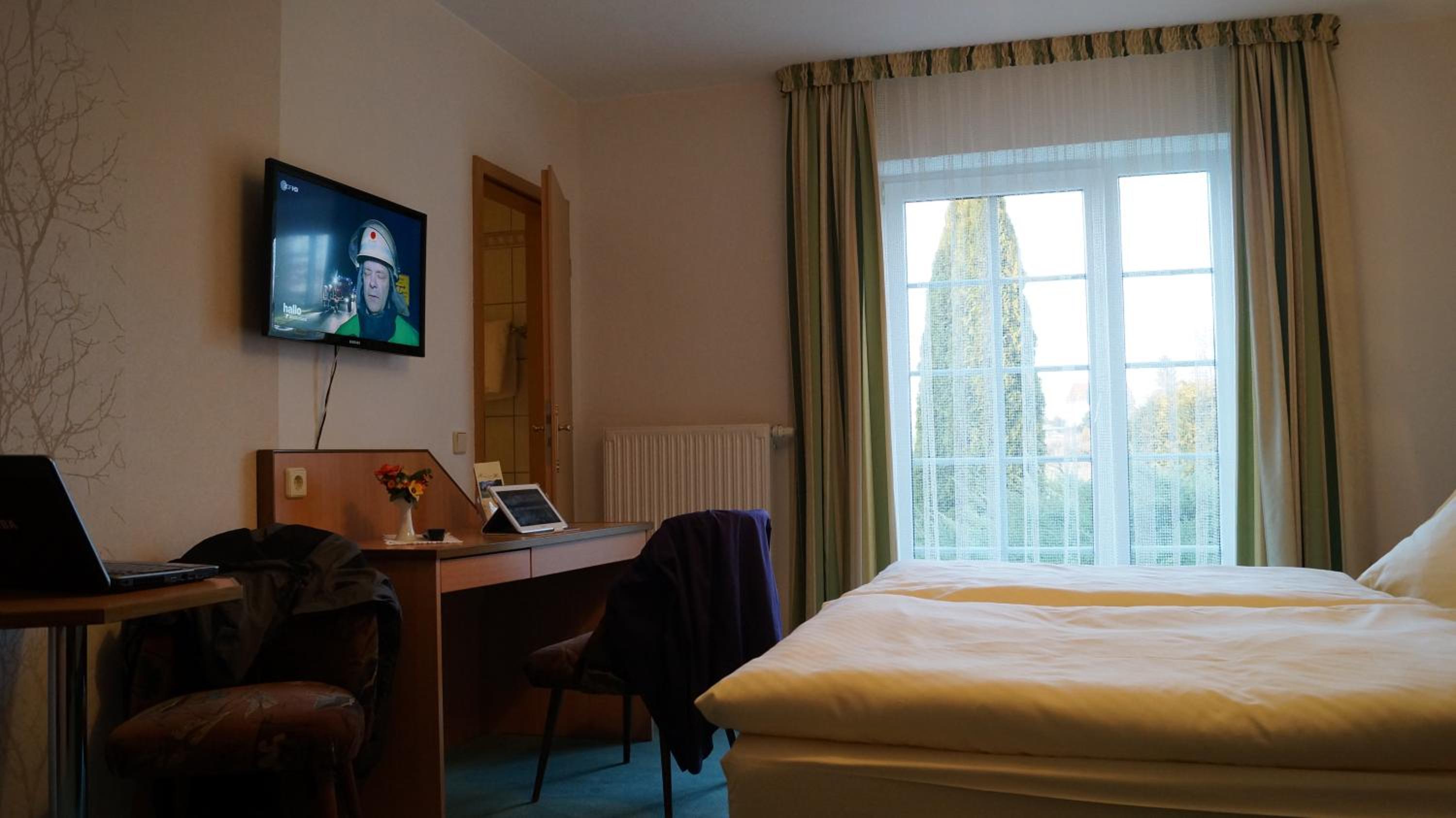 Double Room with Private Bathroom - Photo 2