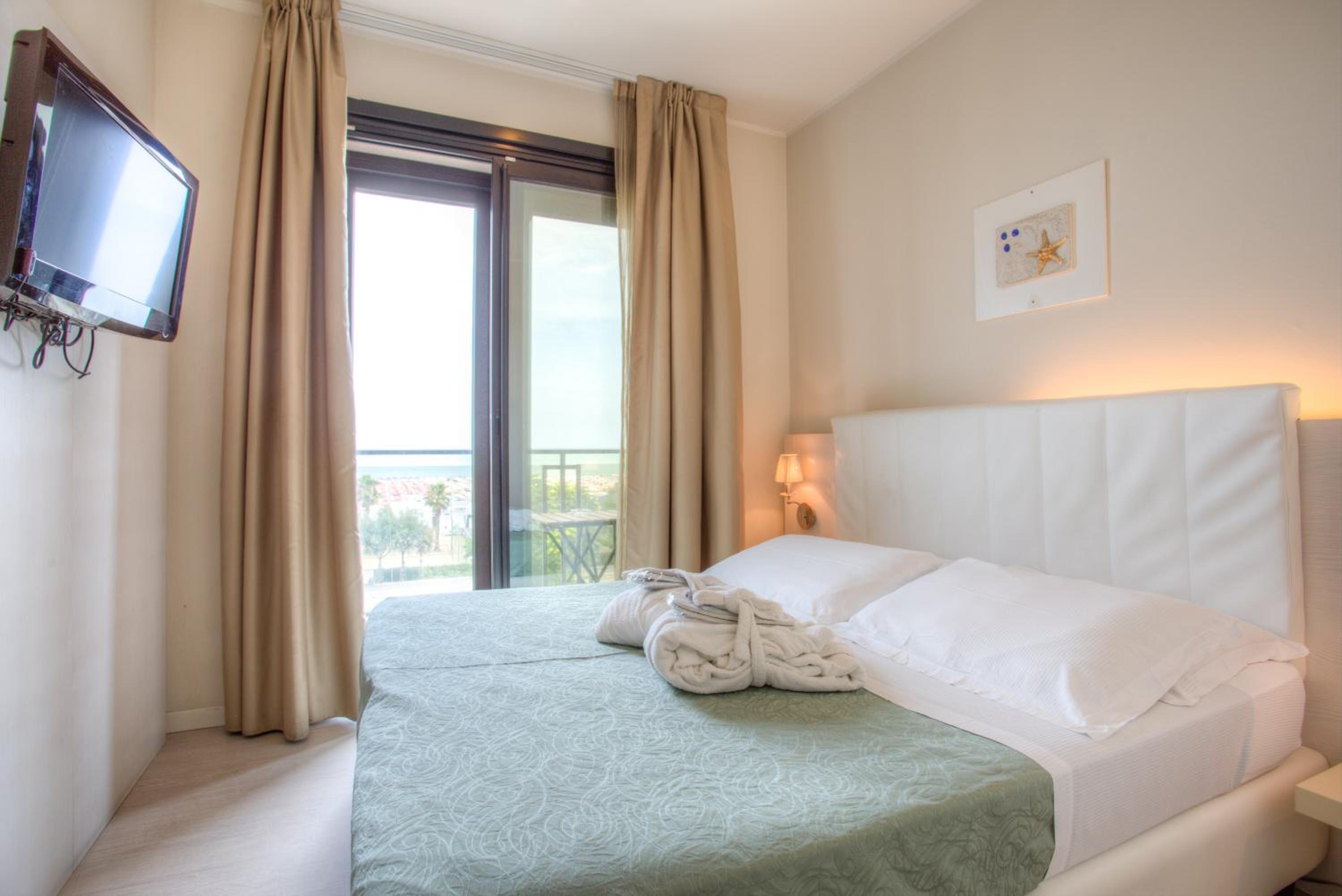 Double or Twin Room with Beach Access photo 2