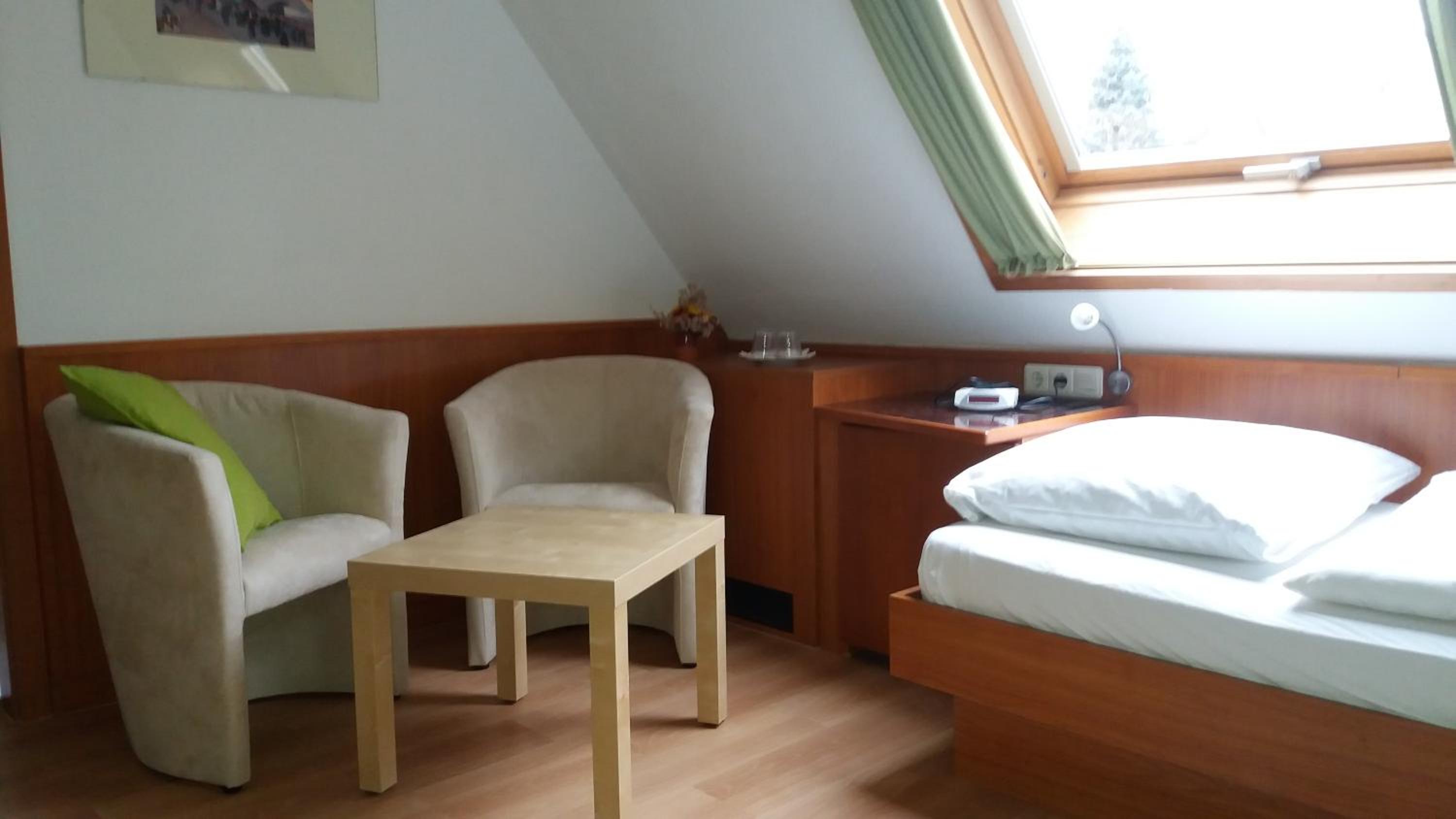 Standard Twin Room - Photo 8
