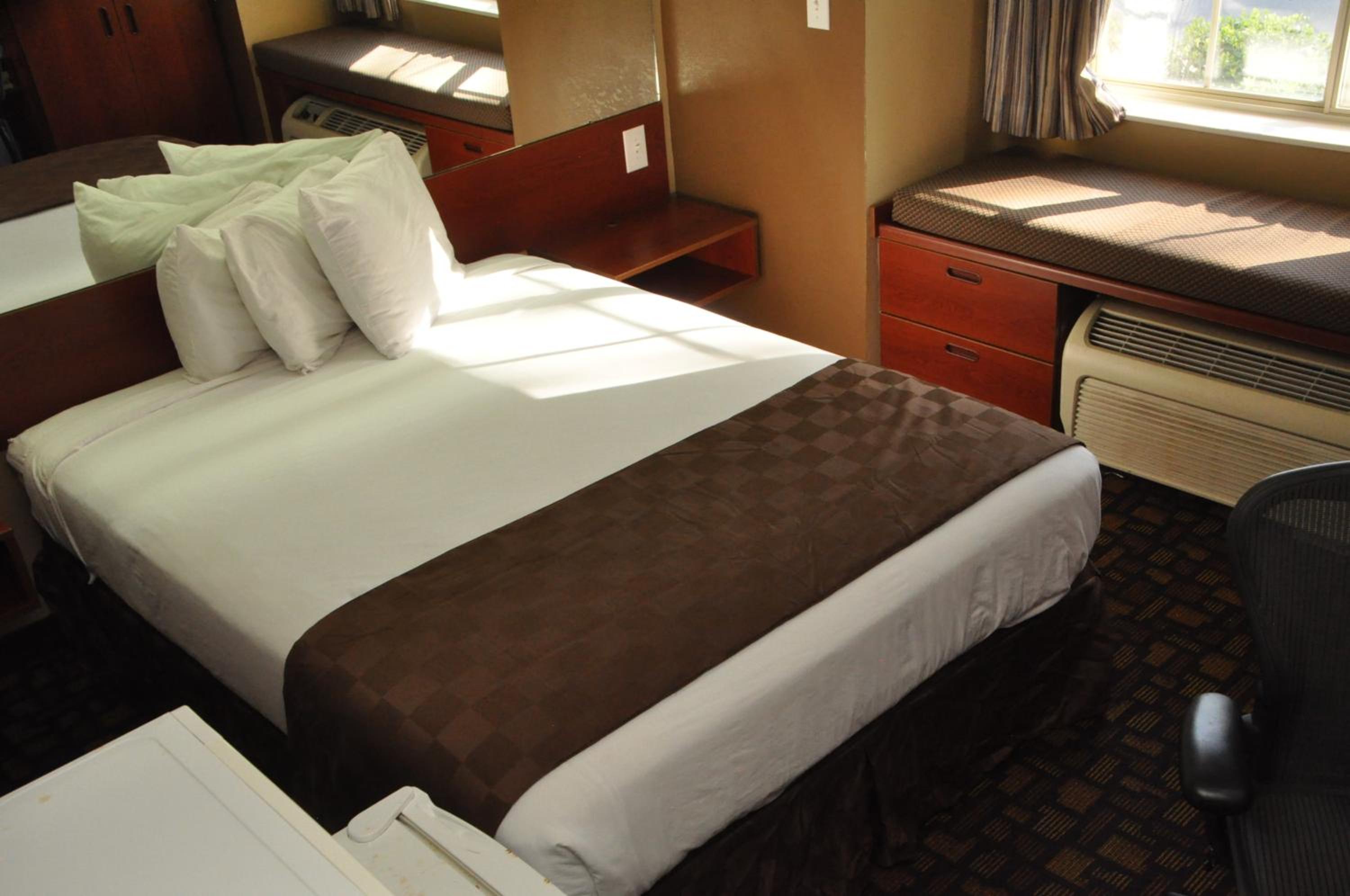 Standard Room Non Smoking -1 Queen Bed - Photo 1