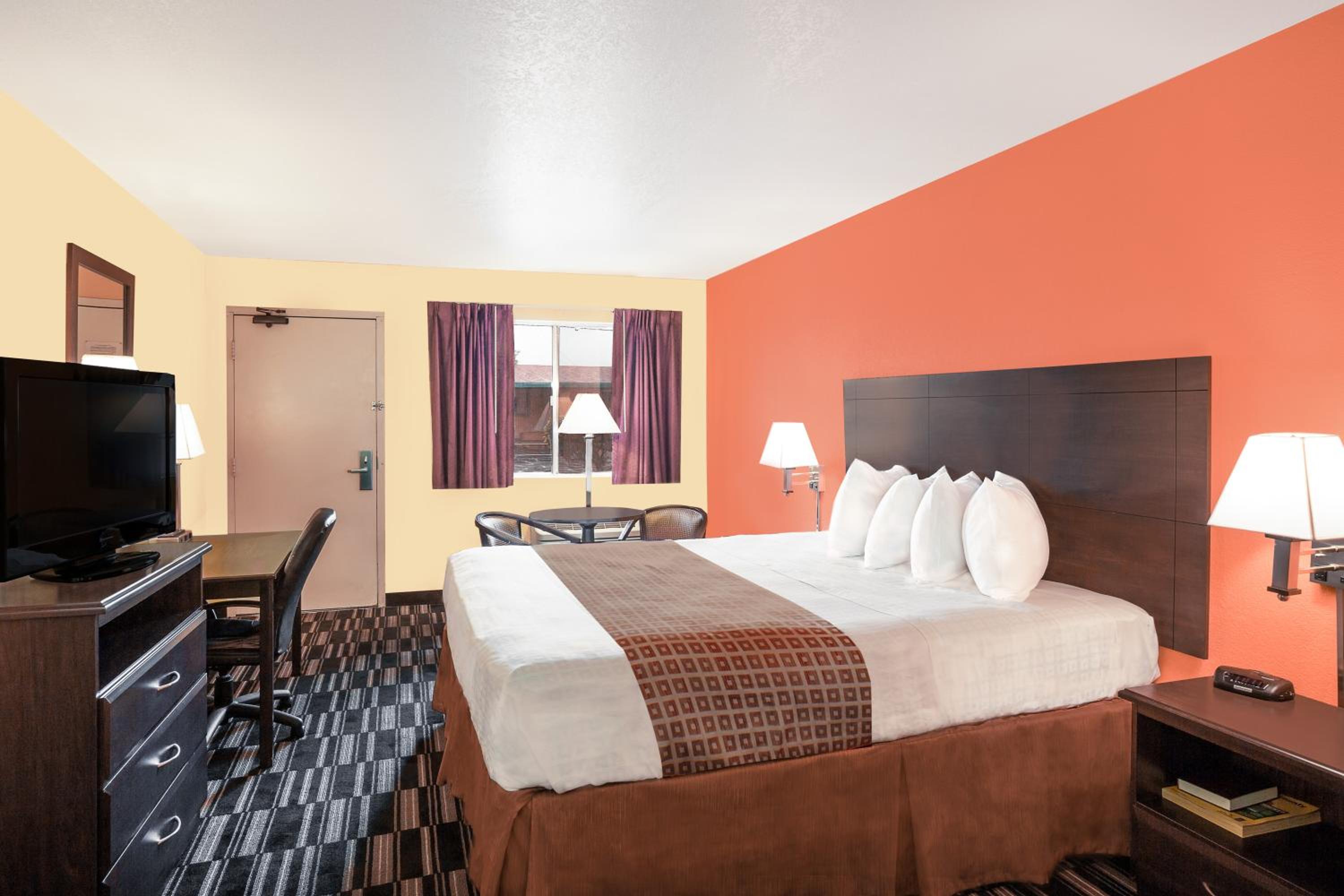 King Room- Non-Smoking - Photo 5