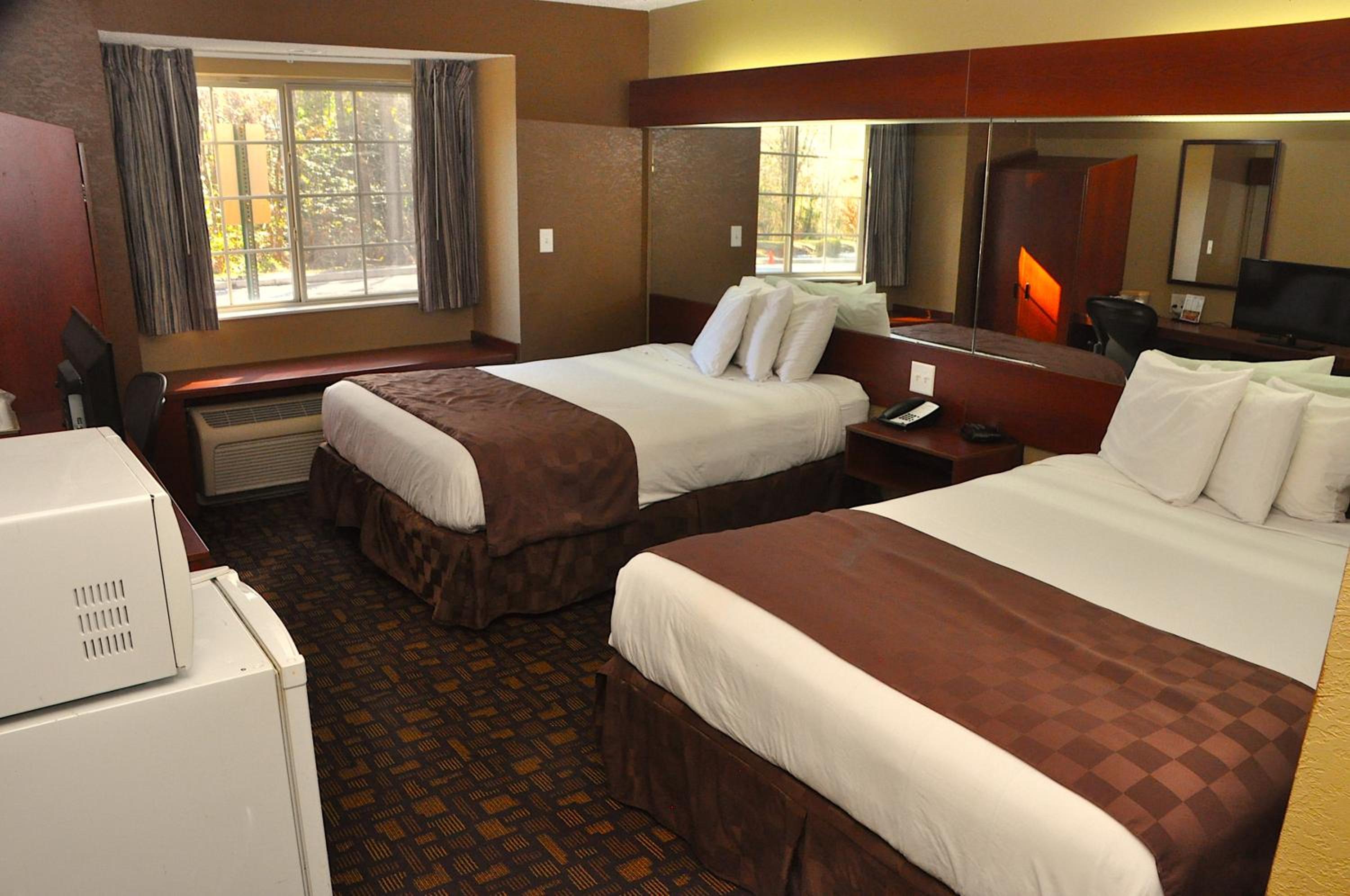 Queen Room with Two Queen Beds - Non-Smoking - Photo 1