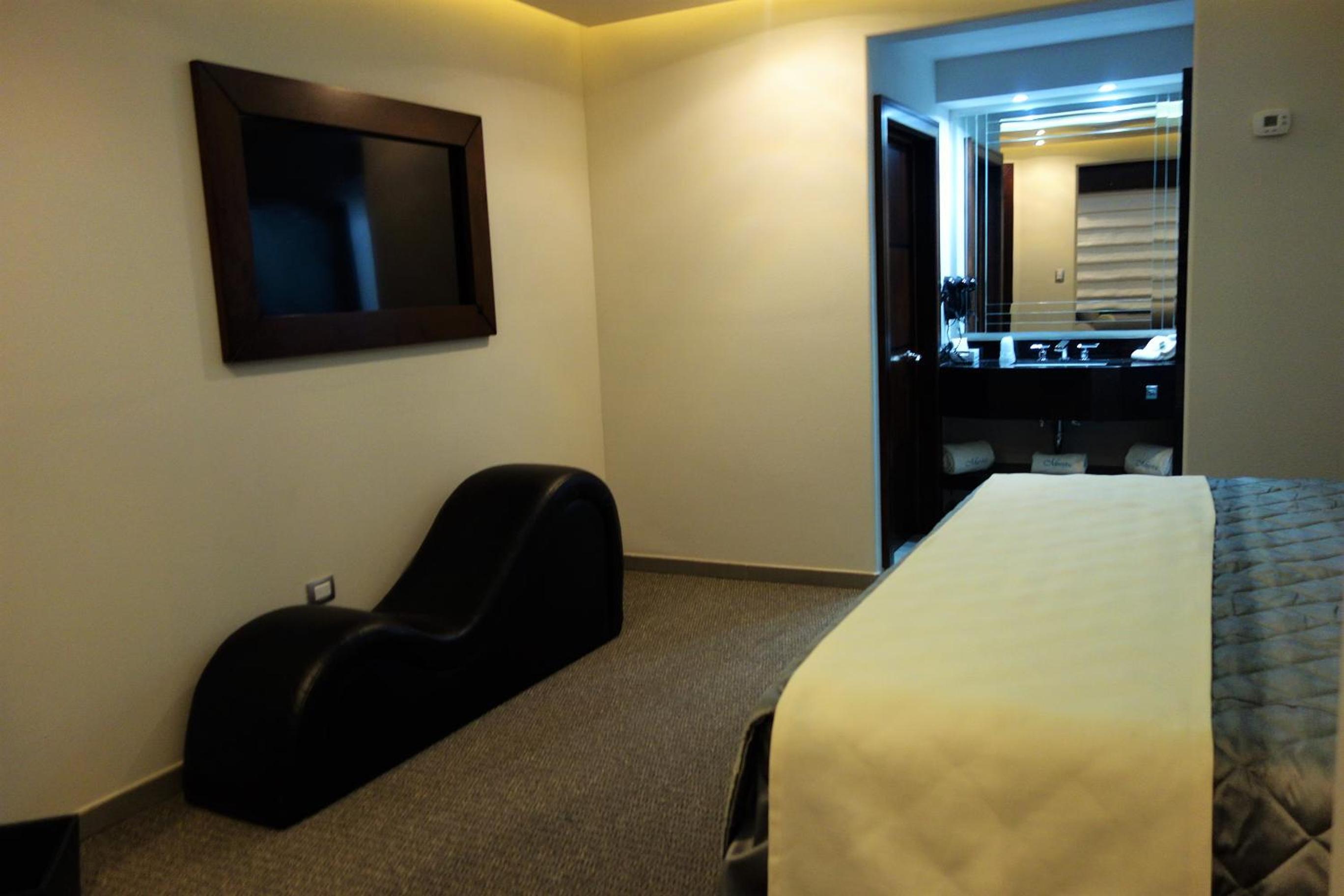 Queen Suite with Spa Bath photo 1