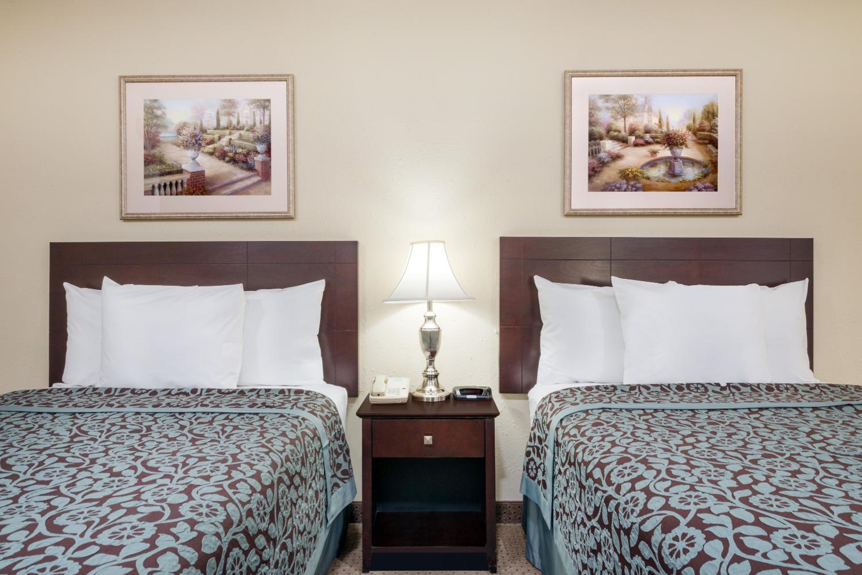 Double Room with Two Double Beds - Non-Smoking - Photo 2