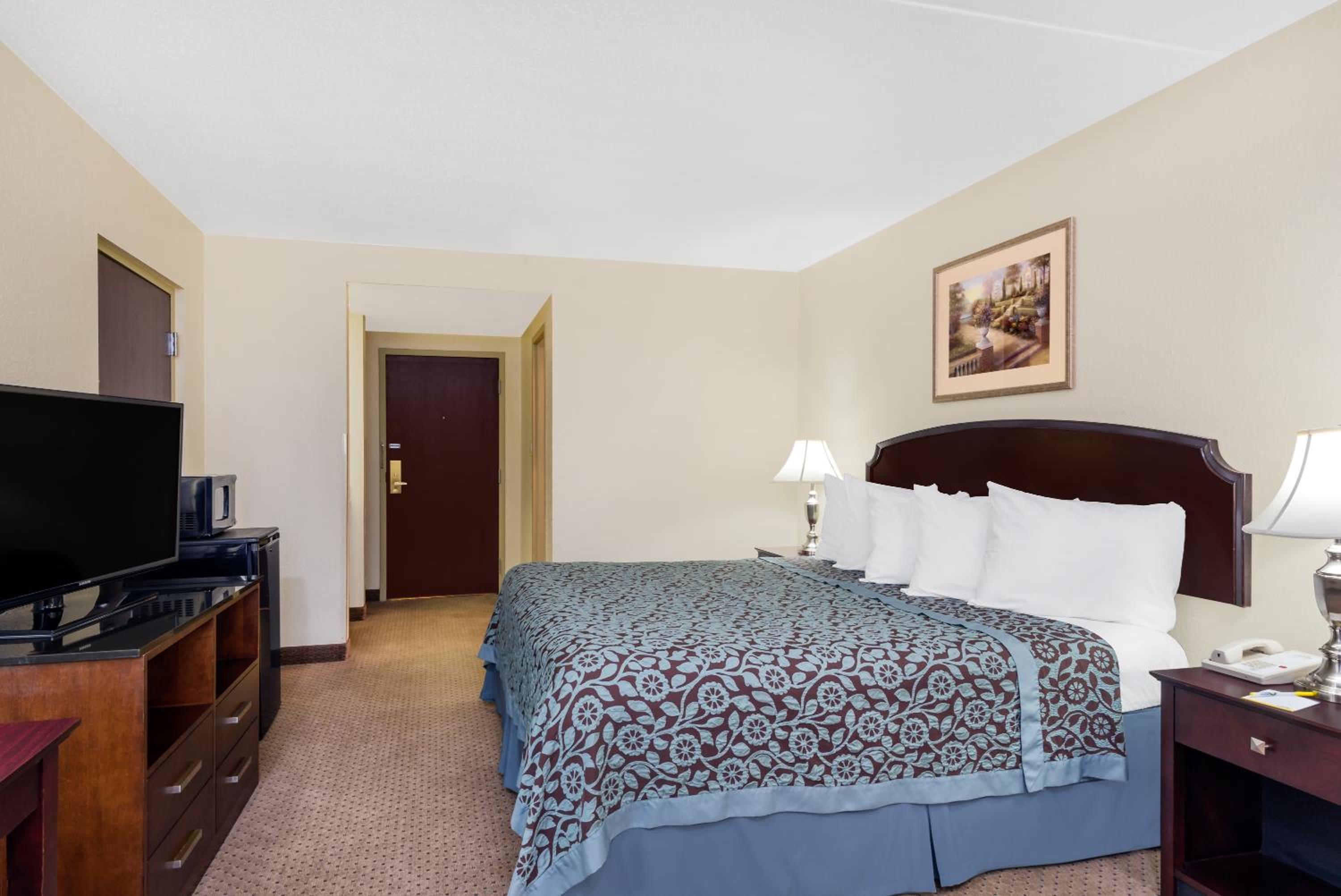 King Room - Non-Smoking - Photo 4