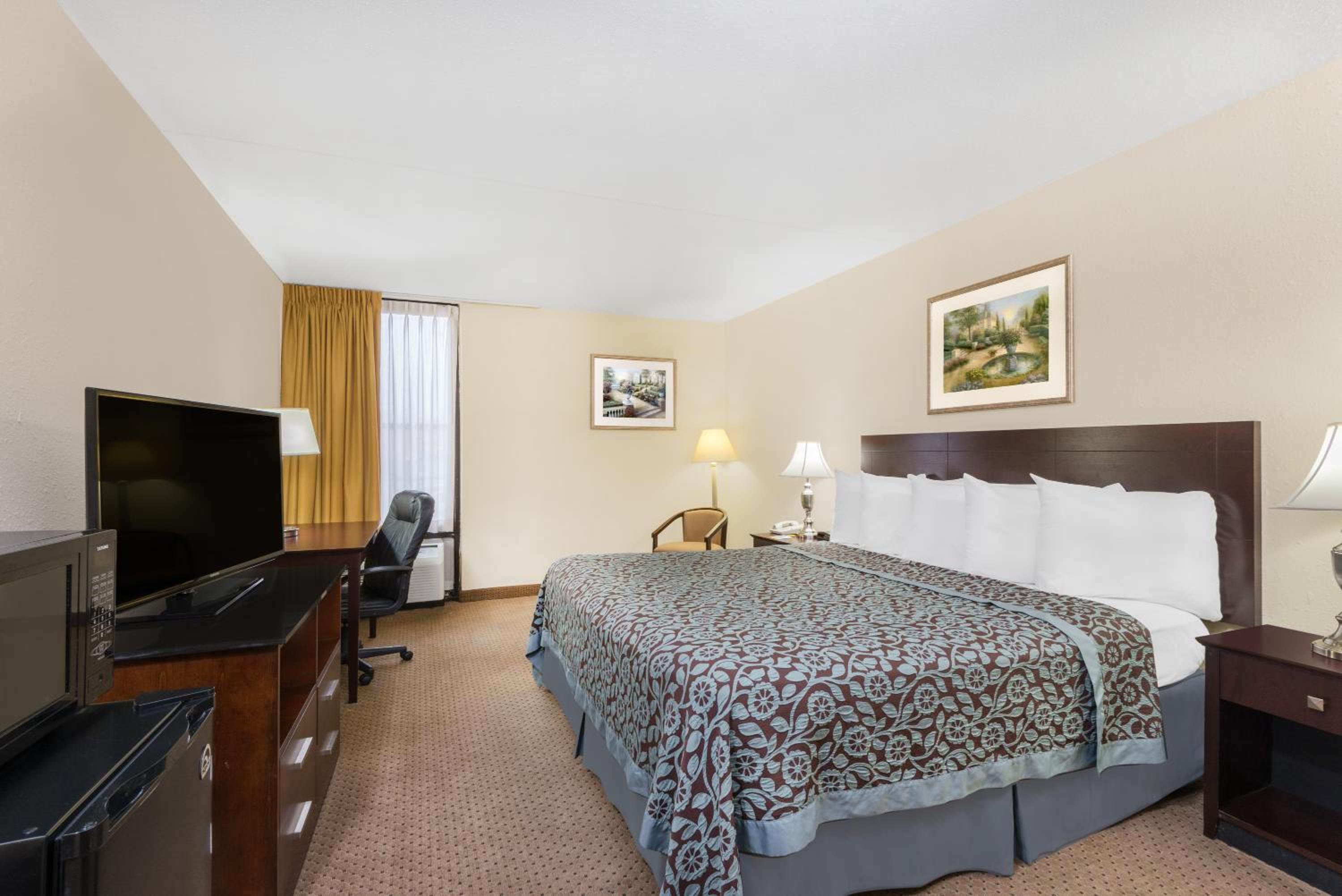 King Room - Non-Smoking - Photo 3