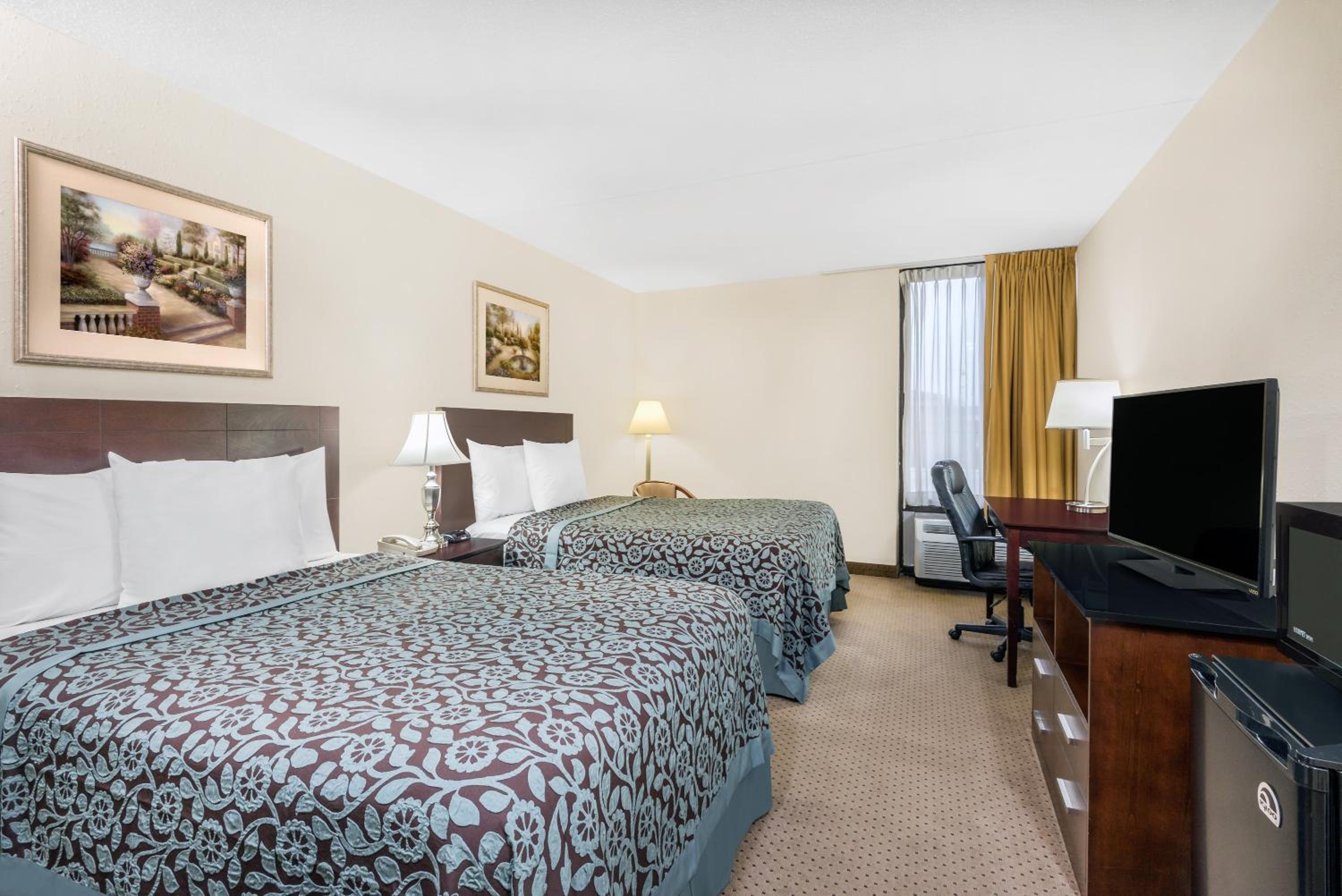Double Room with Two Double Beds - Non-Smoking - Photo 3