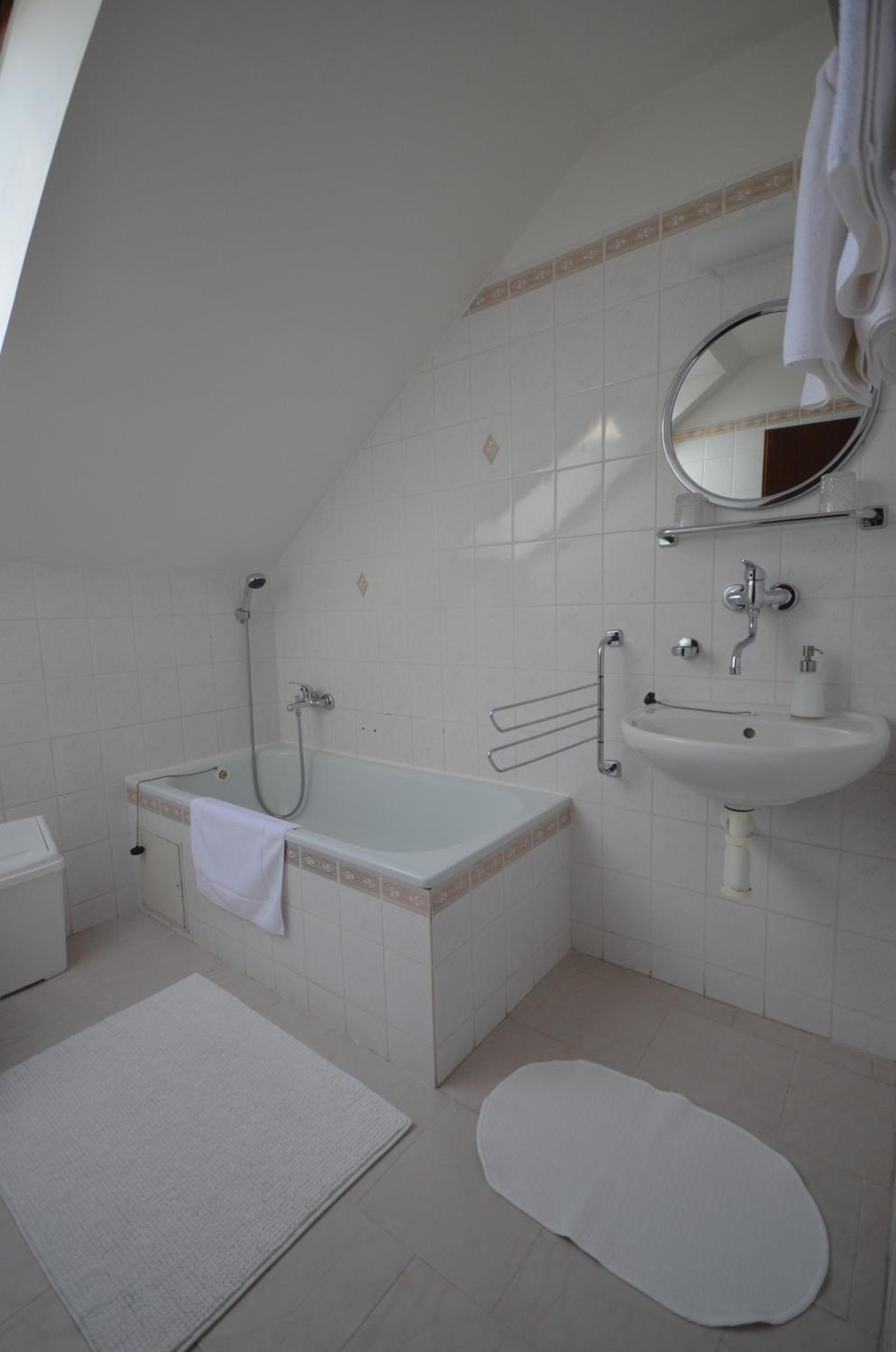 Two Interconnecting Rooms photo 3