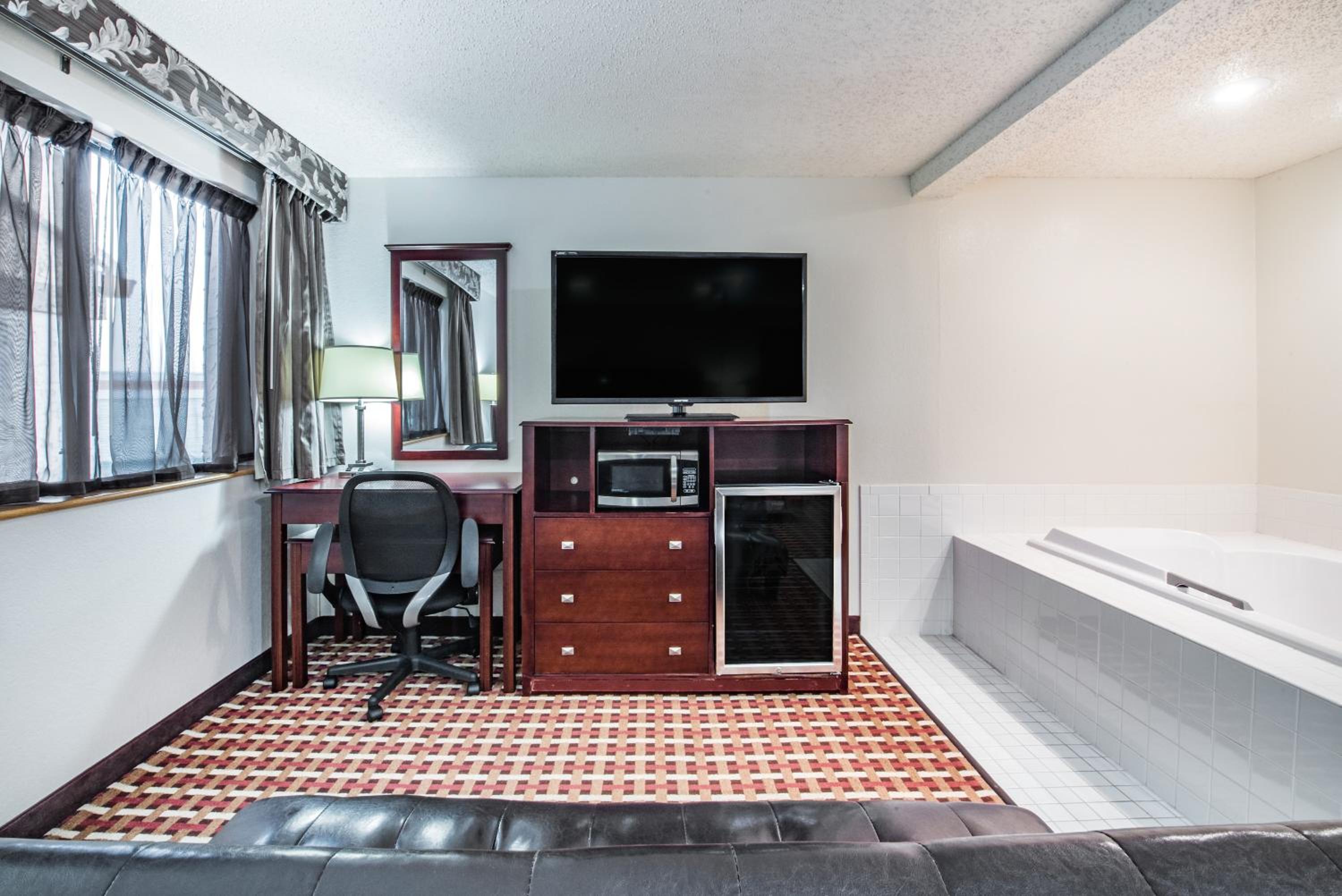 King Studio Suite - Non-Smoking - Photo 3