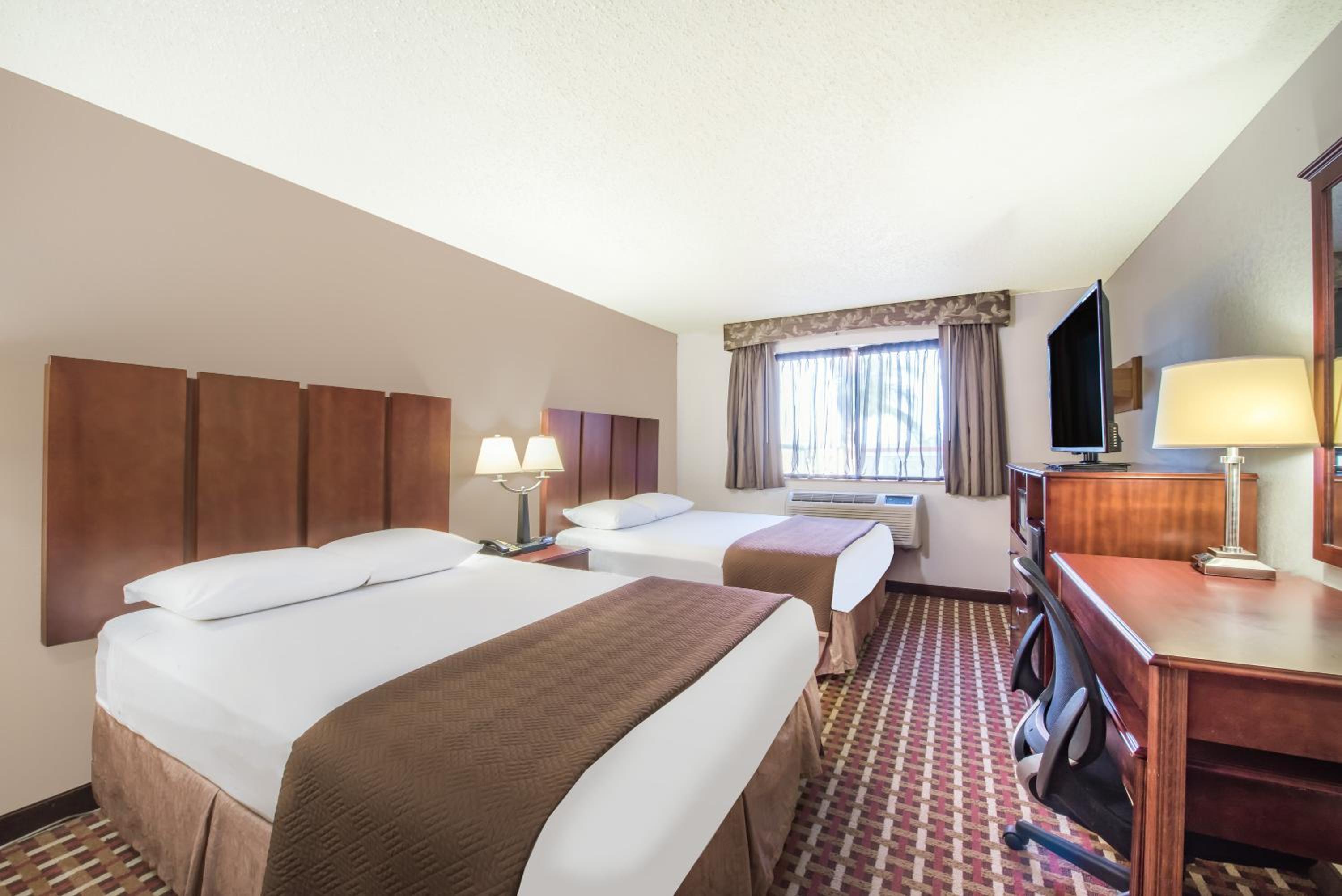Queen Room with Two Queen Beds - Non-Smoking - Photo 1