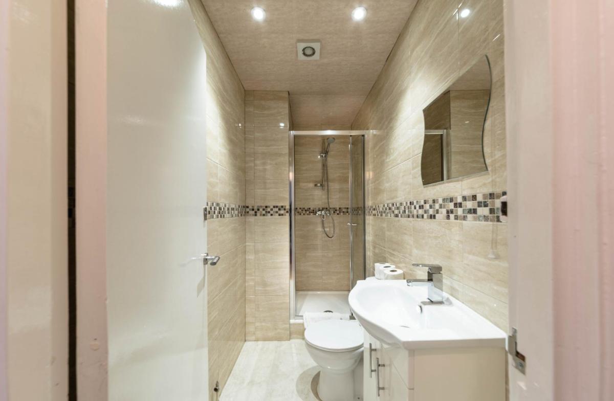 Single Room with Private Bathroom photo 3