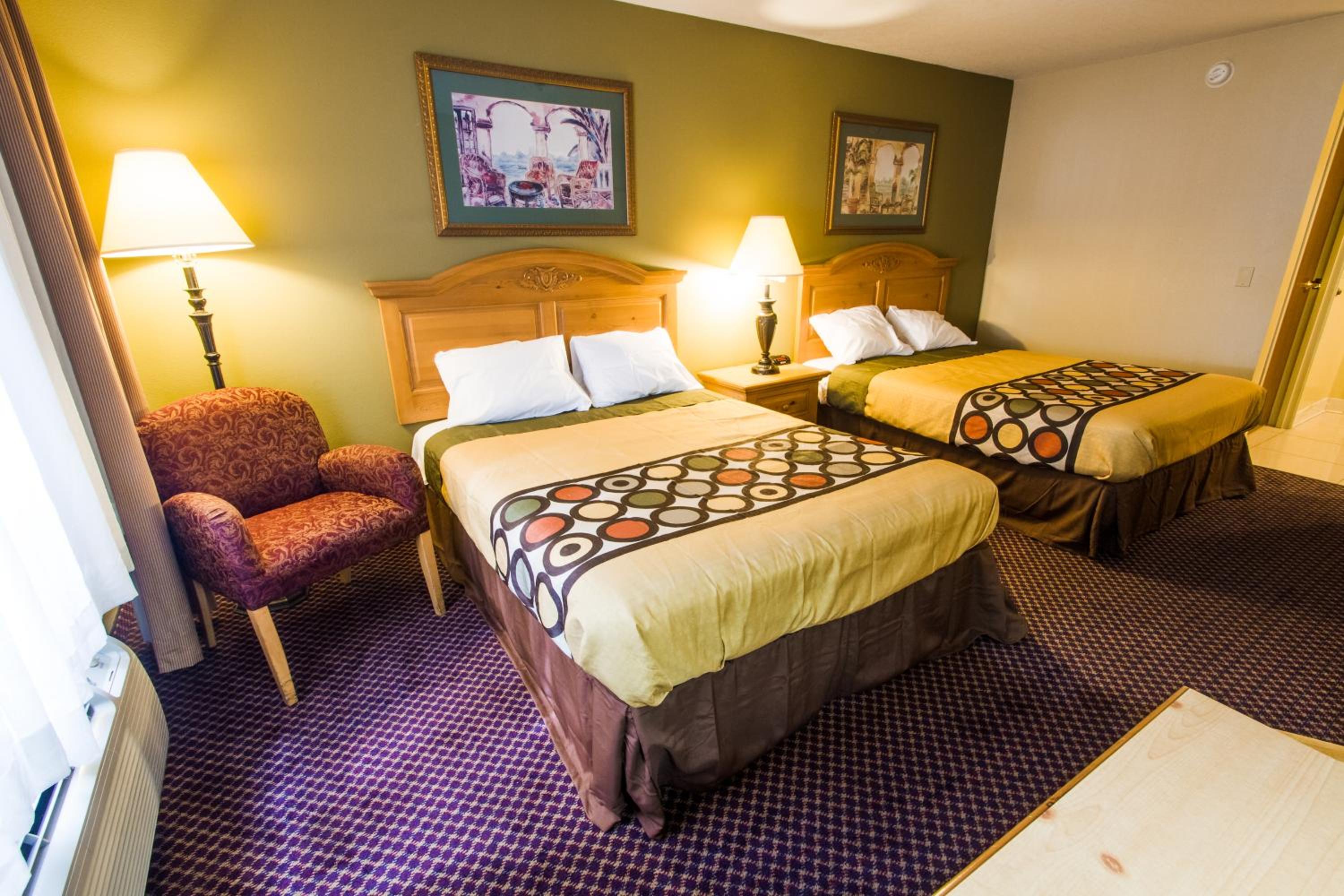 Queen Room with Two Queen Beds - Non-Smoking photo 1