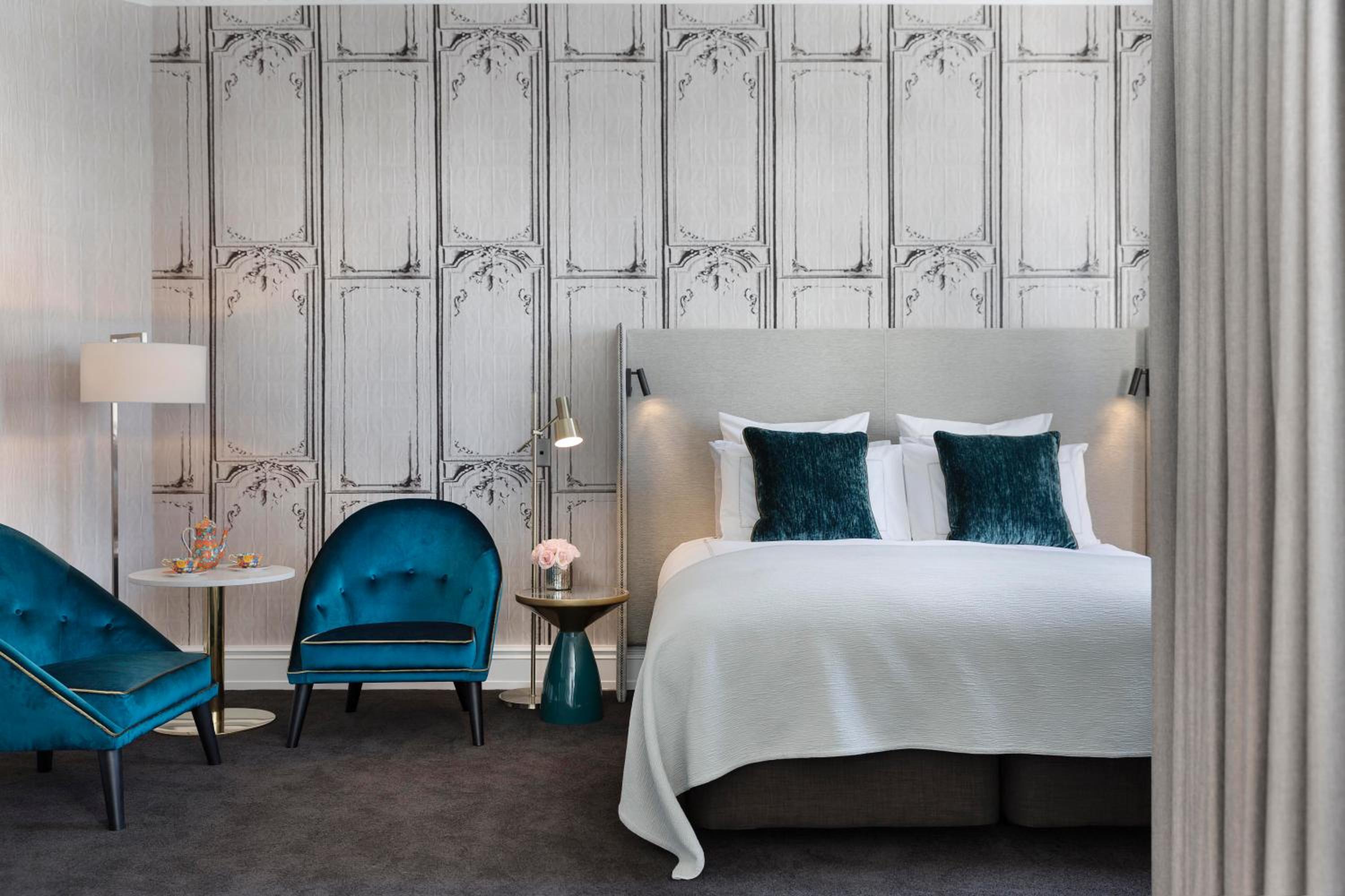 Luxury King Room with City View - Photo 4
