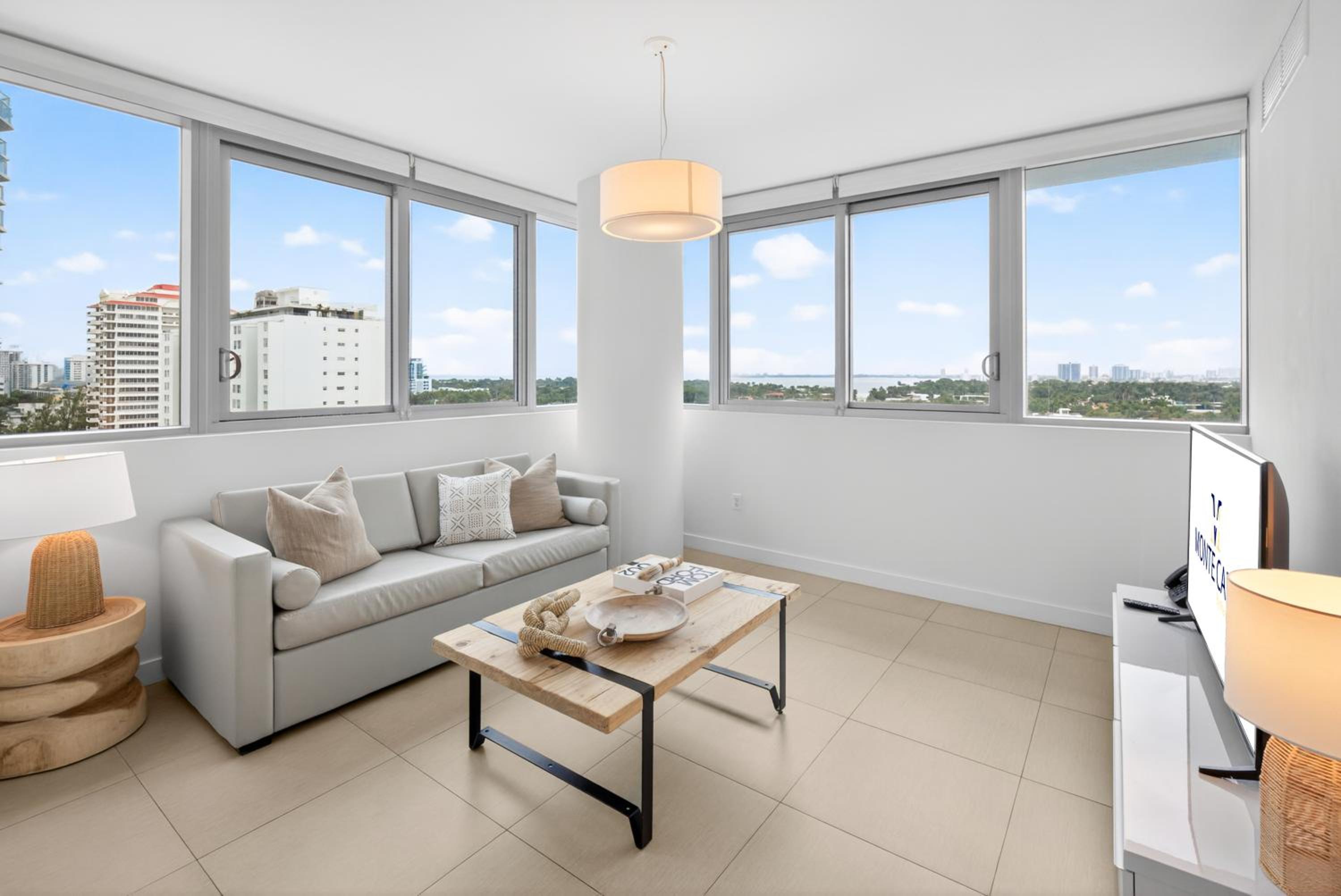 Deluxe One-Bedroom Apartment with City View thumbnail 6
