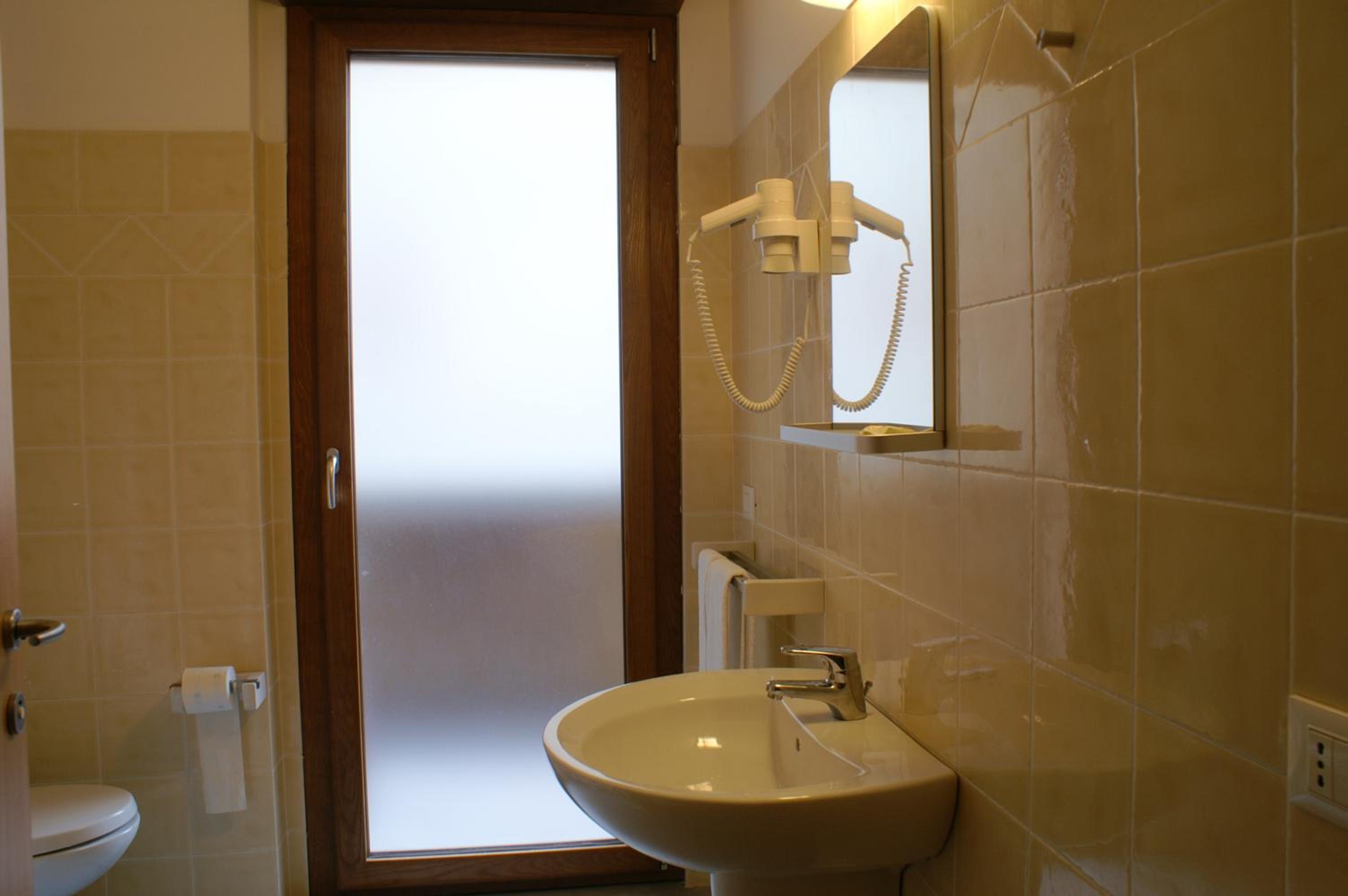 Deluxe Double or Twin Room with Balcony - Photo 4