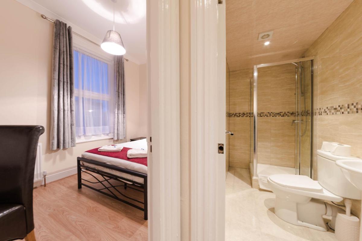 Double Room with Private Bathroom photo 2