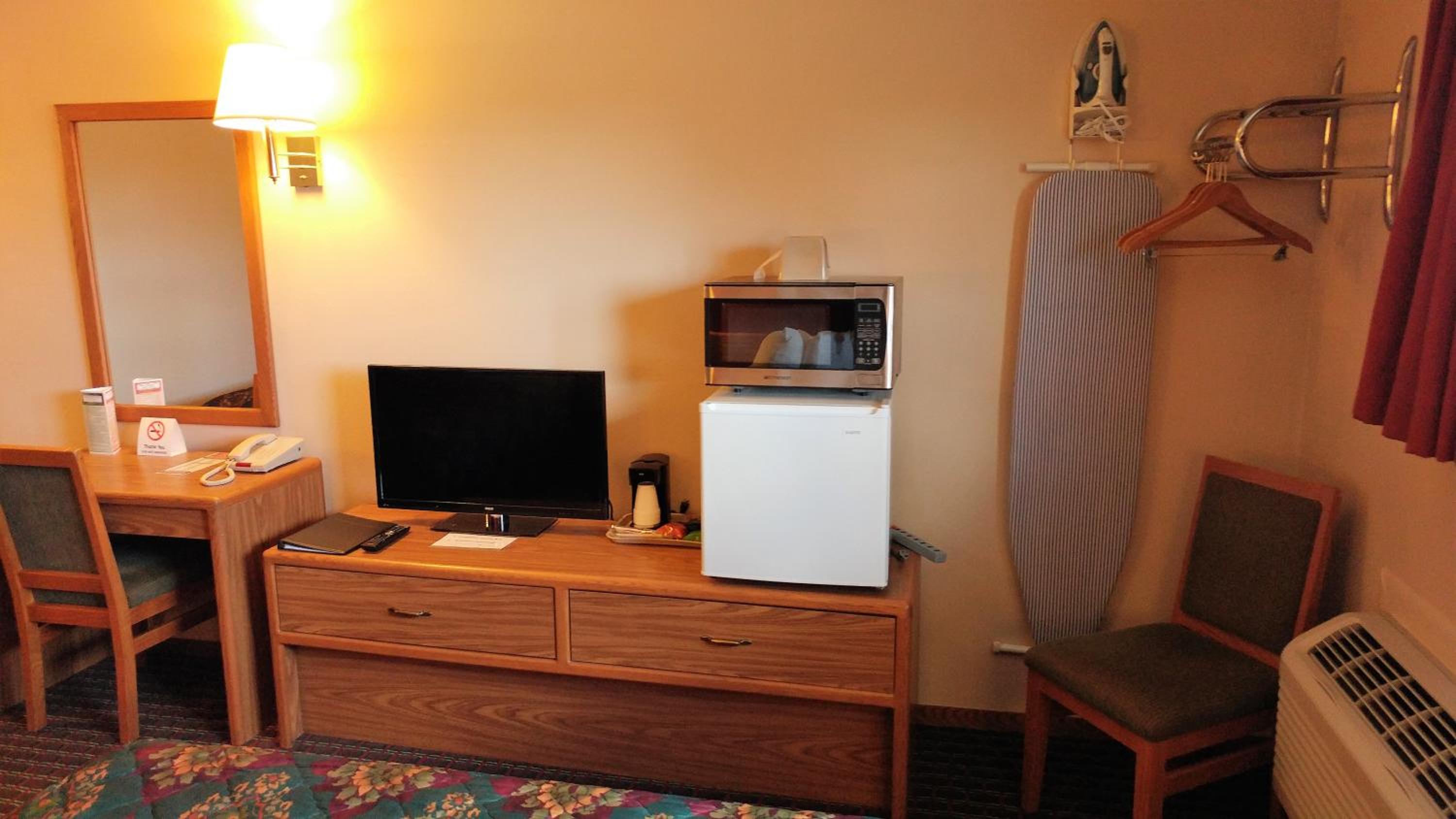 Queen Room with Two Queen Beds - Photo 3