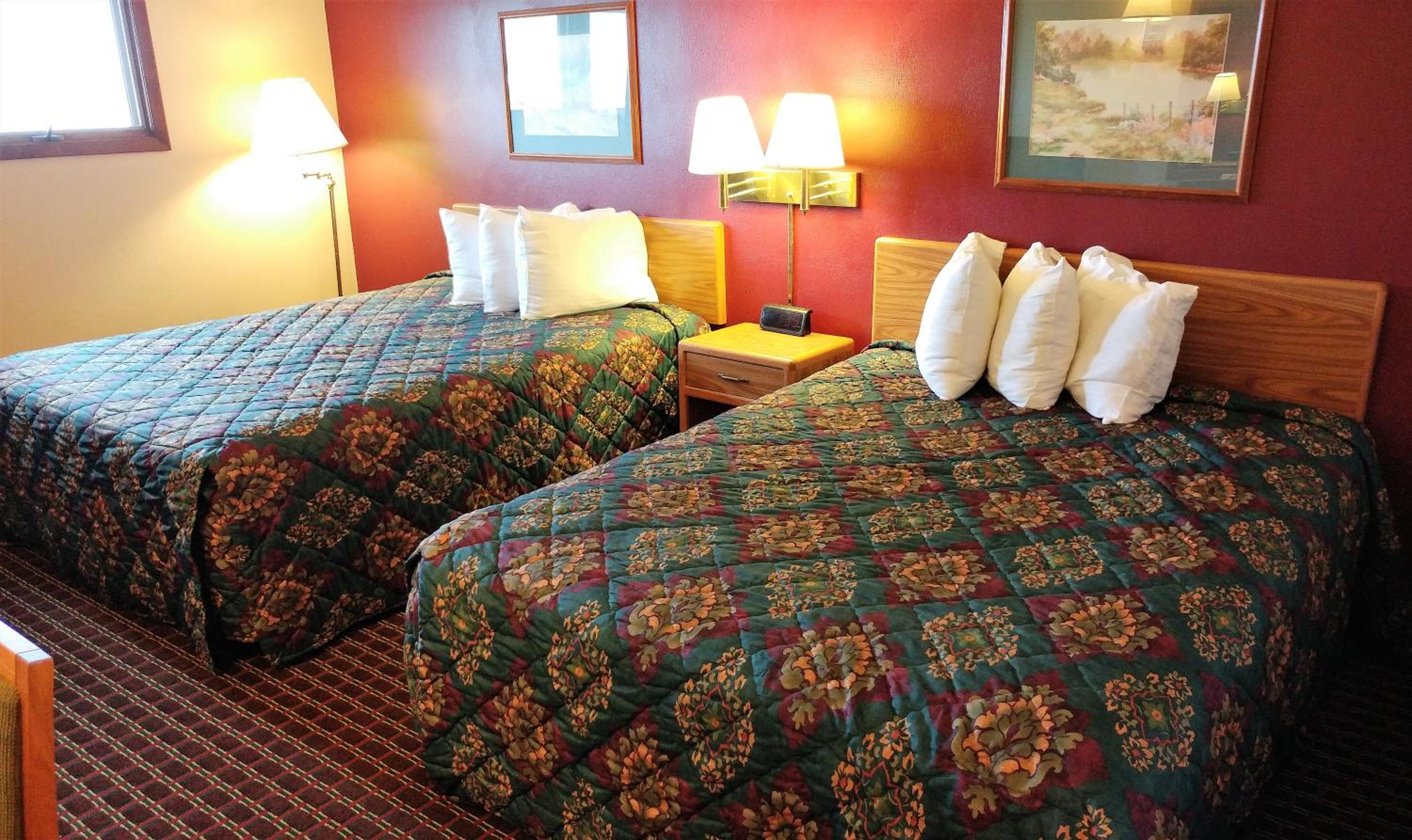 Queen Room with Two Queen Beds - Photo 2