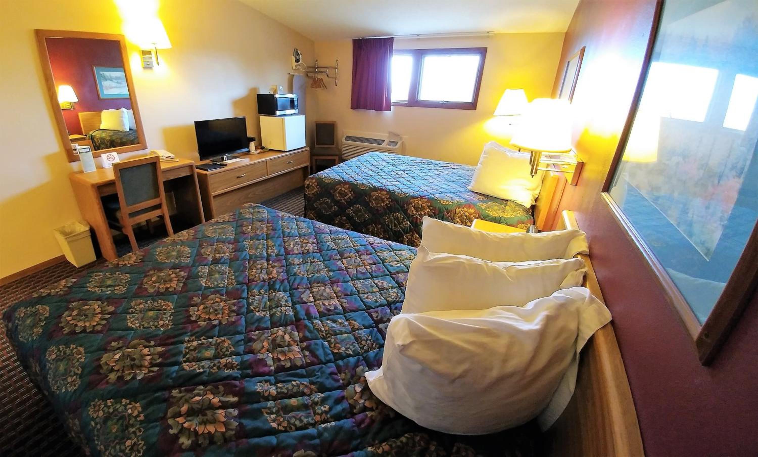 Queen Room with Two Queen Beds - Photo 5