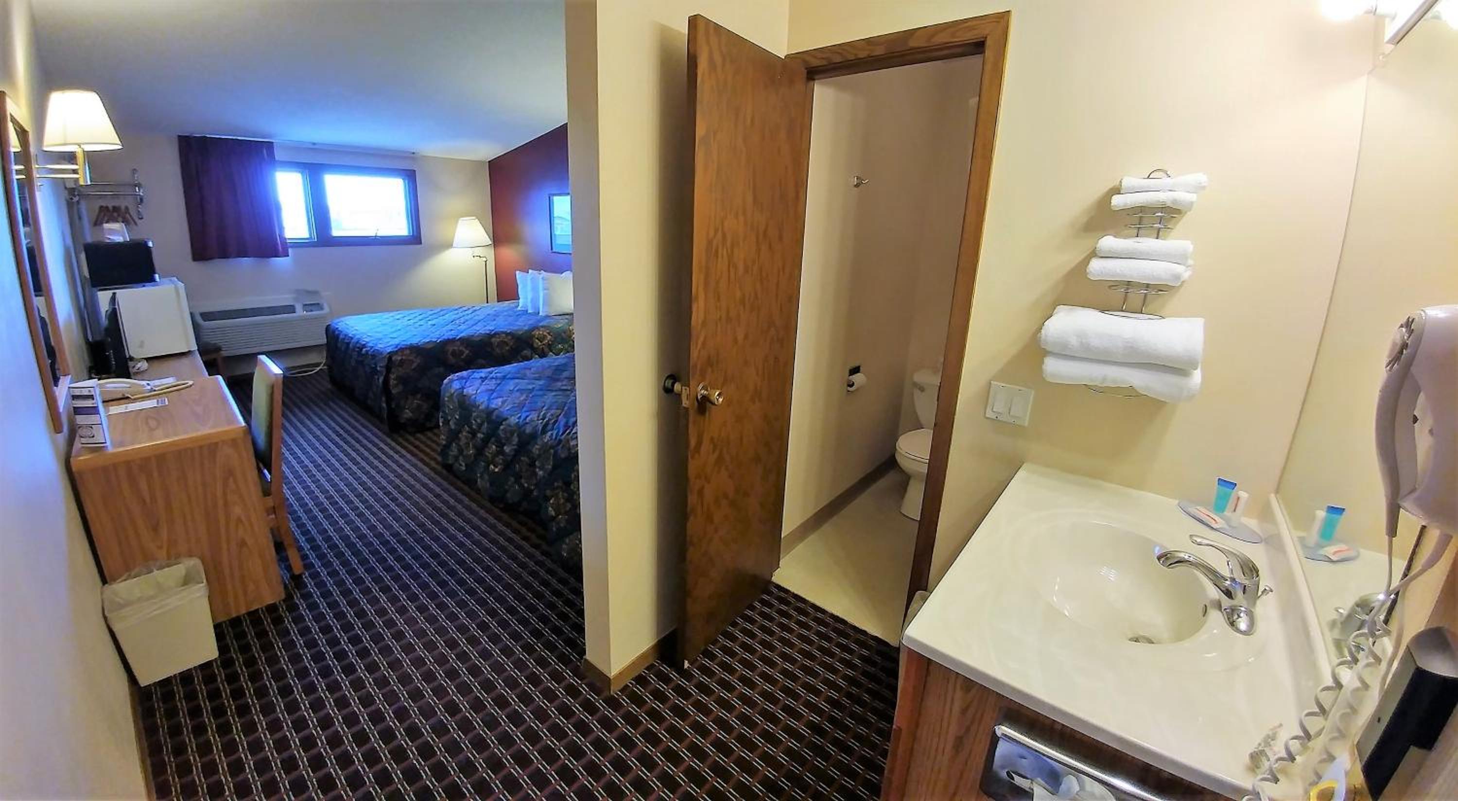 Queen Room with Two Queen Beds - Photo 7