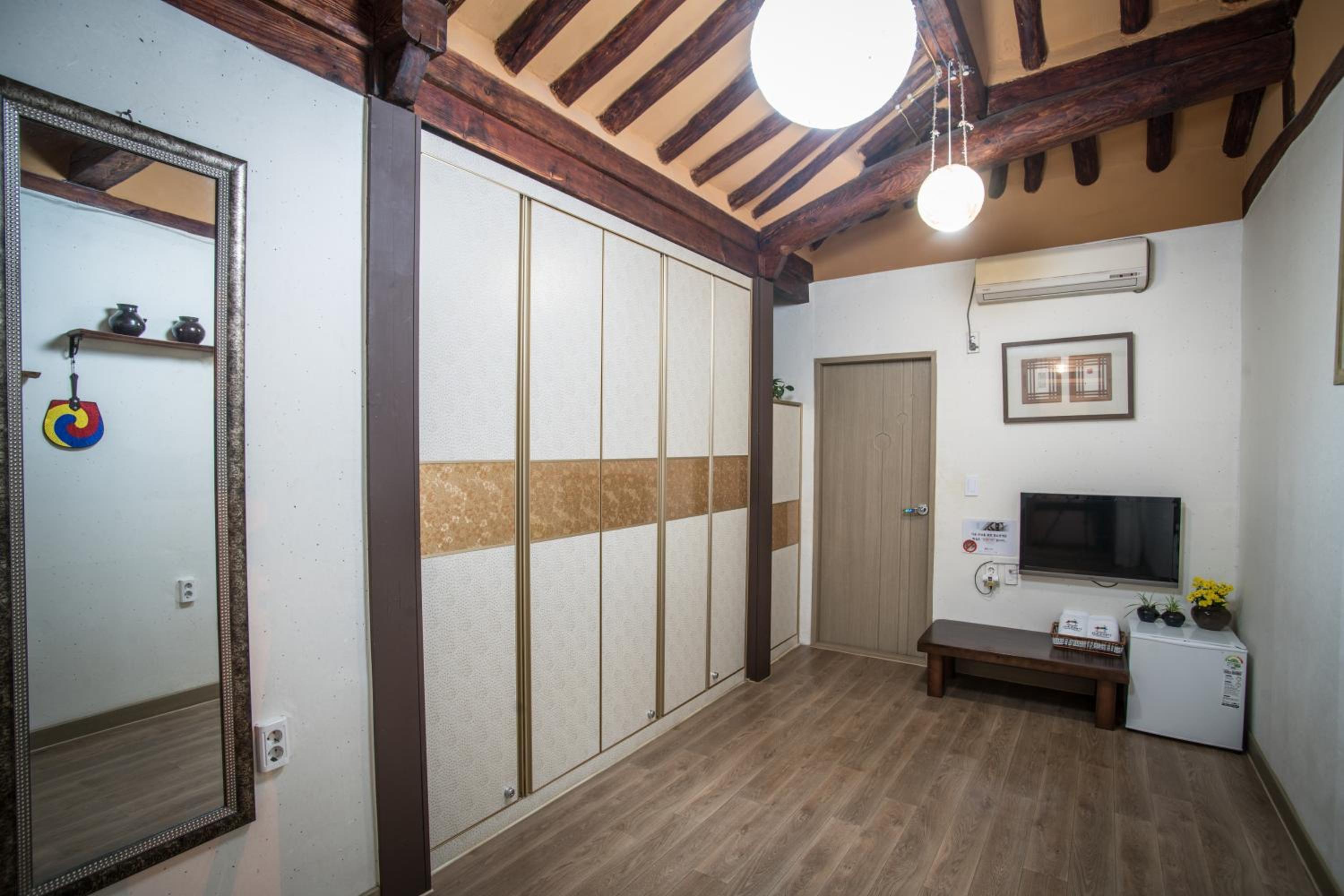 Korean-Style Quadruple Room - Photo 1