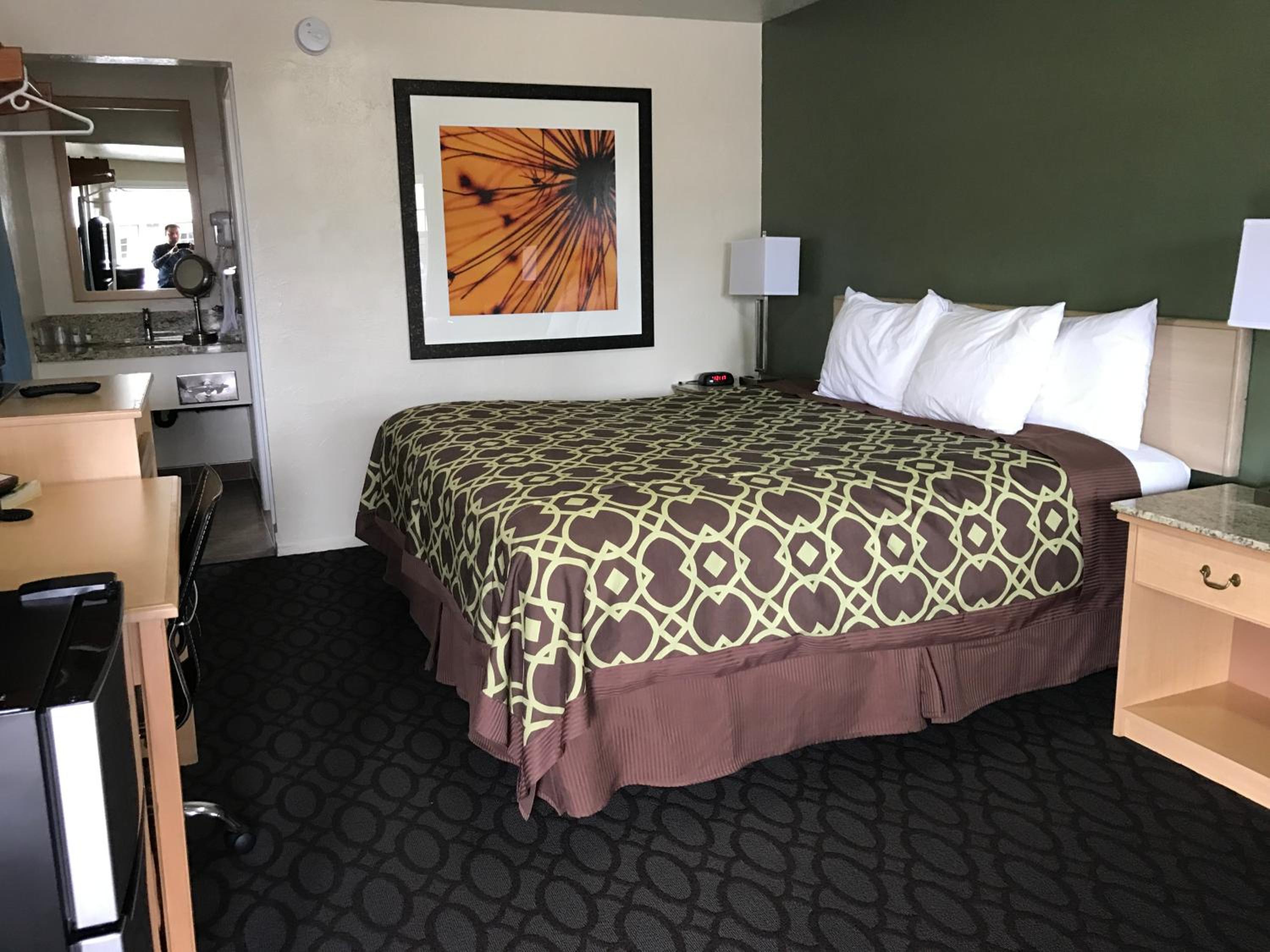 King Room - Non-Smoking photo 2