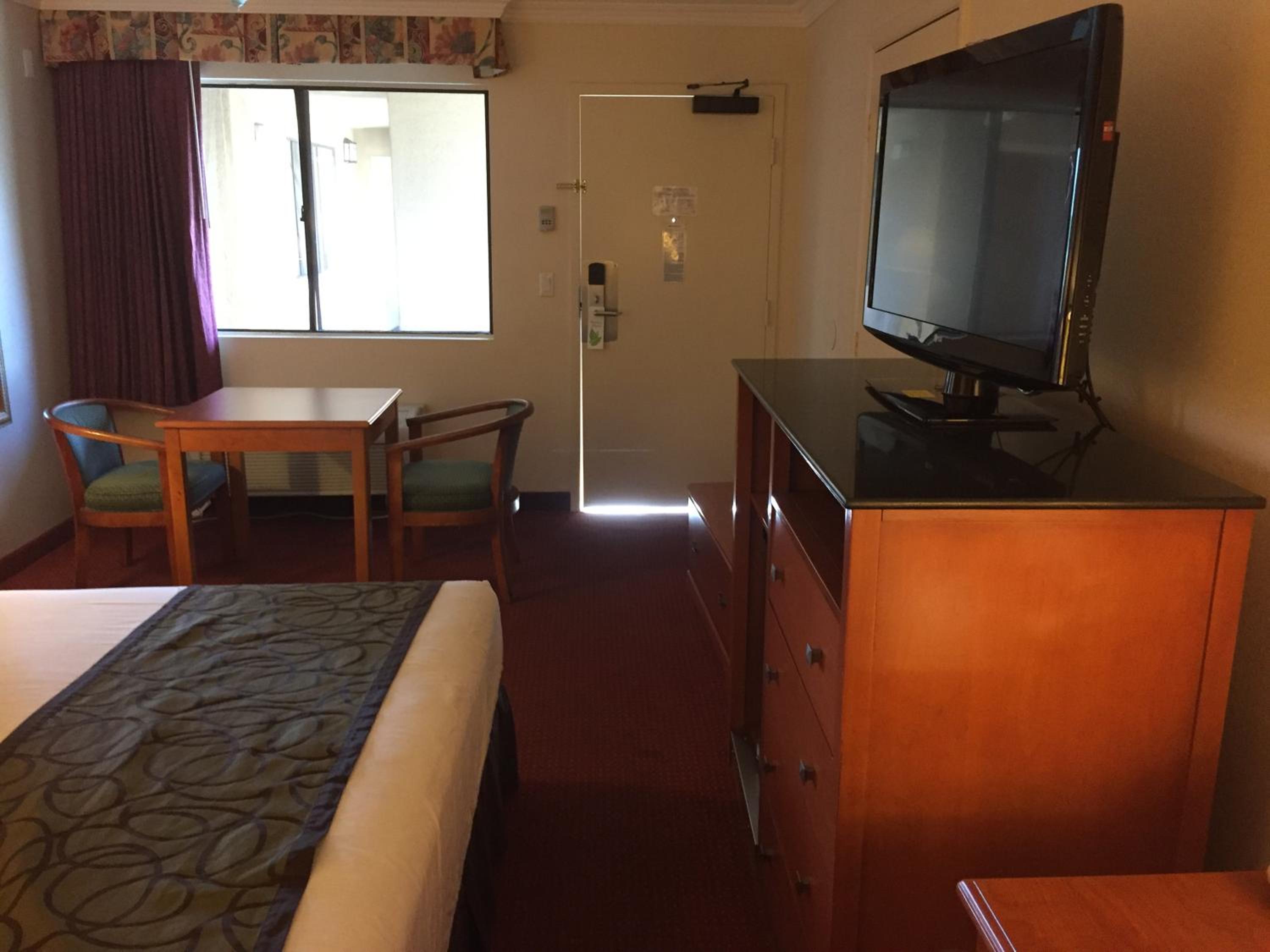 King Room - Non-Smoking - Photo 5