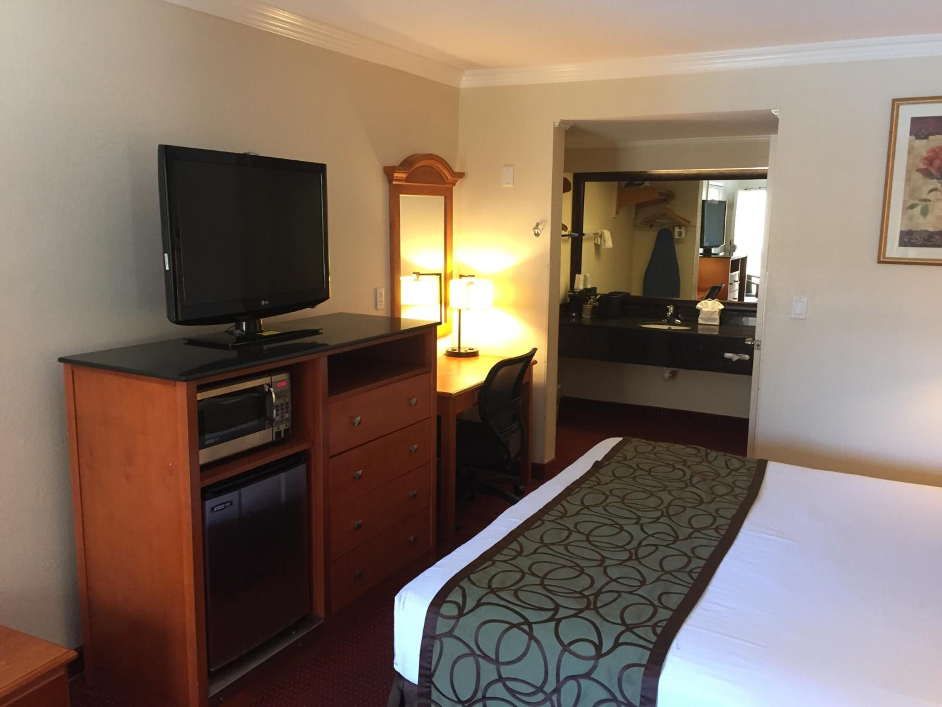 King Room - Non-Smoking - Photo 7