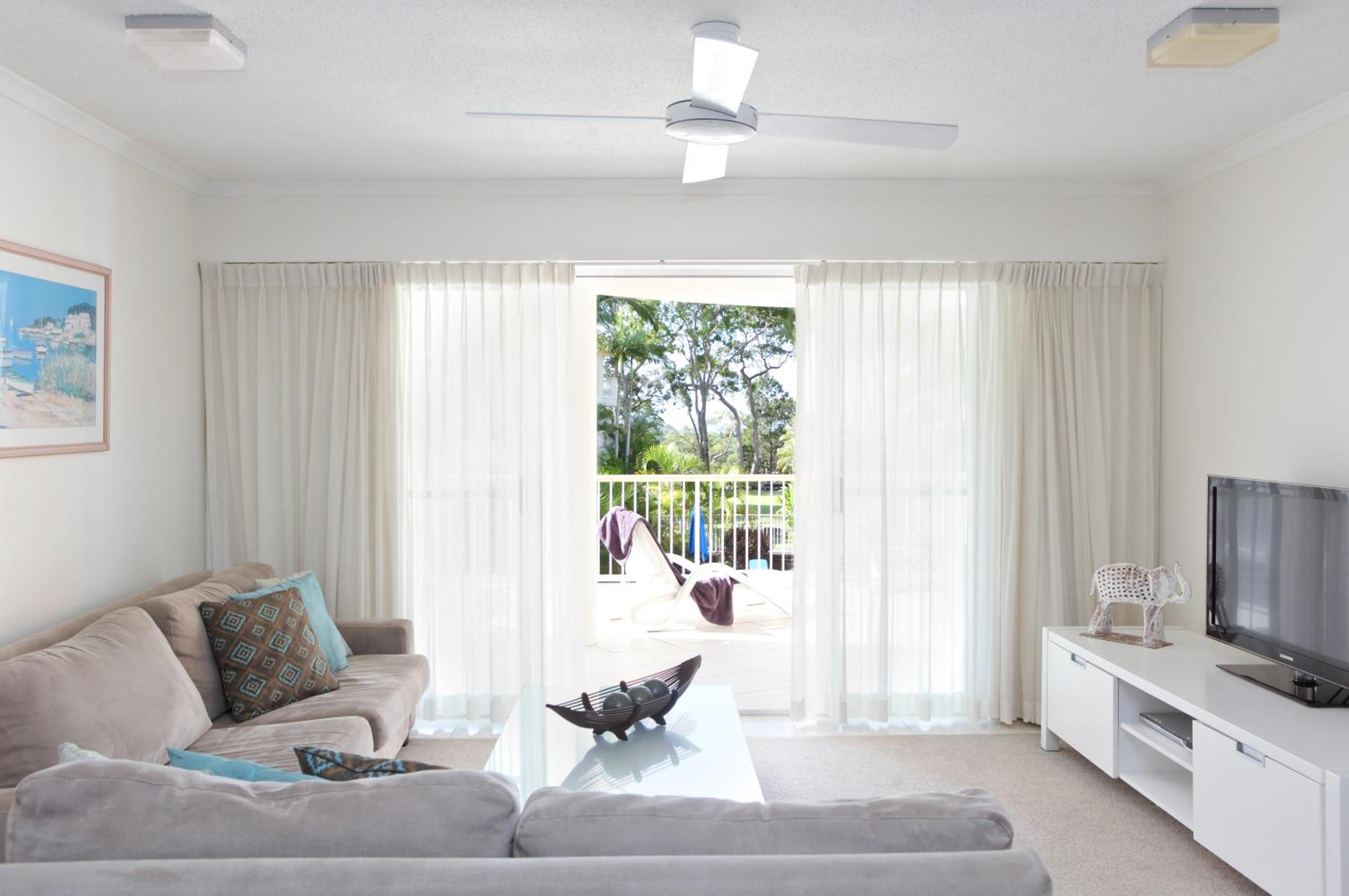 Three-Bedroom Apartment with Balcony - Photo 7