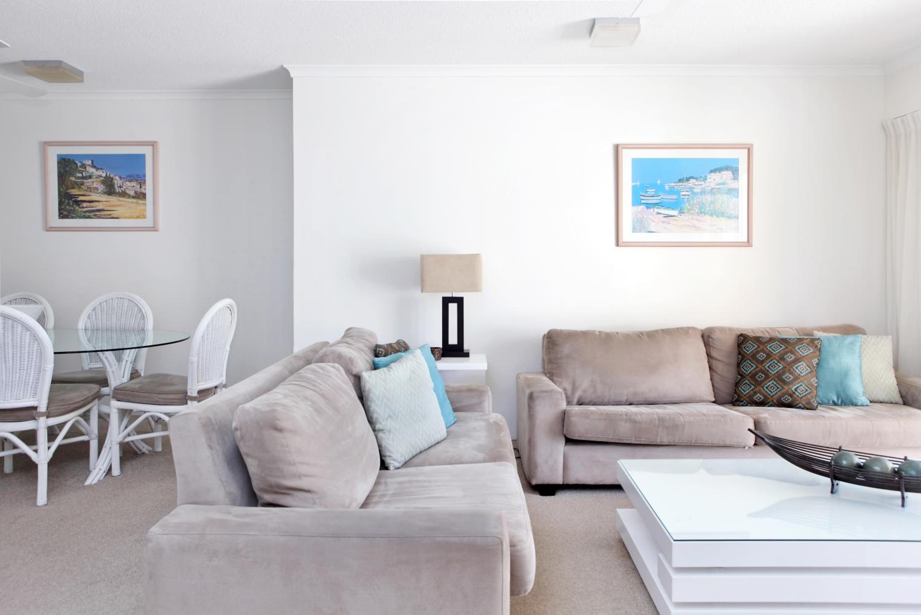 Three-Bedroom Apartment with Balcony - Photo 24