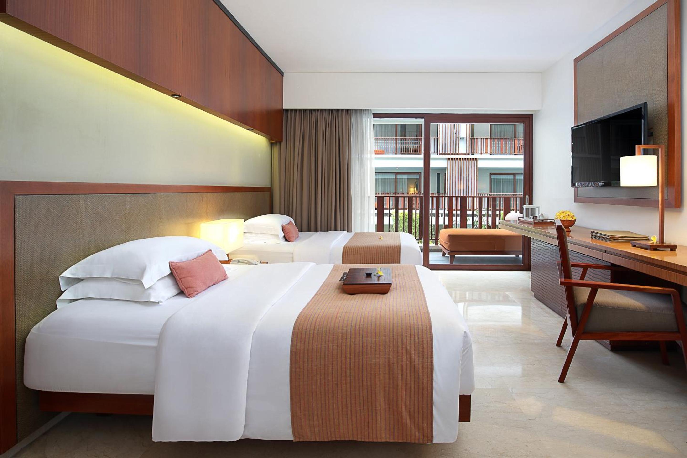 Deluxe Room Twin Bed With Airport Transfer (Drop-Off)