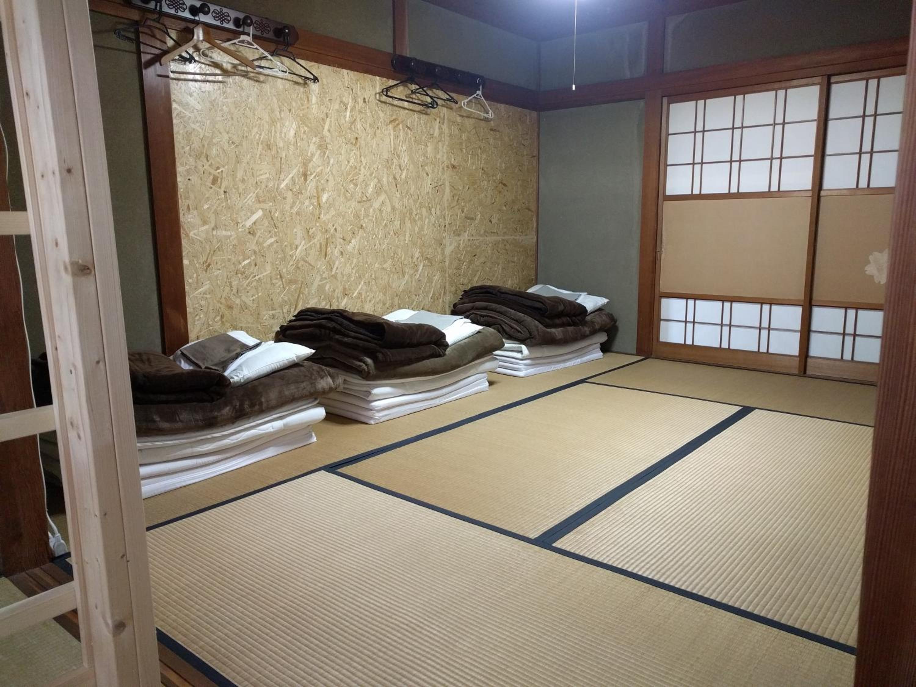  	Single Futon in Japanese-Style Male Dormitory Room photo 3