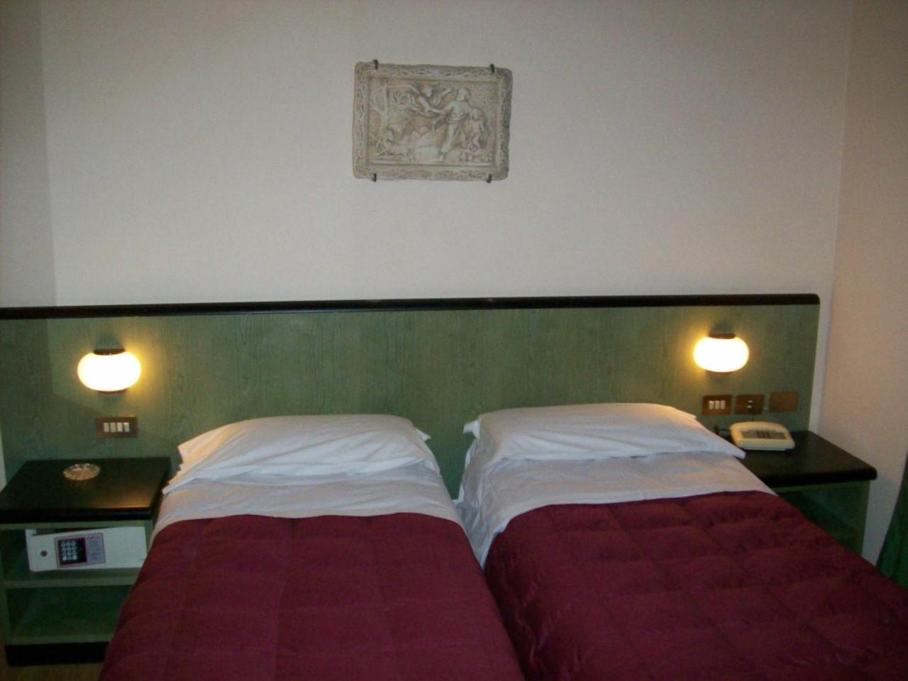 Standard Twin Room photo 2