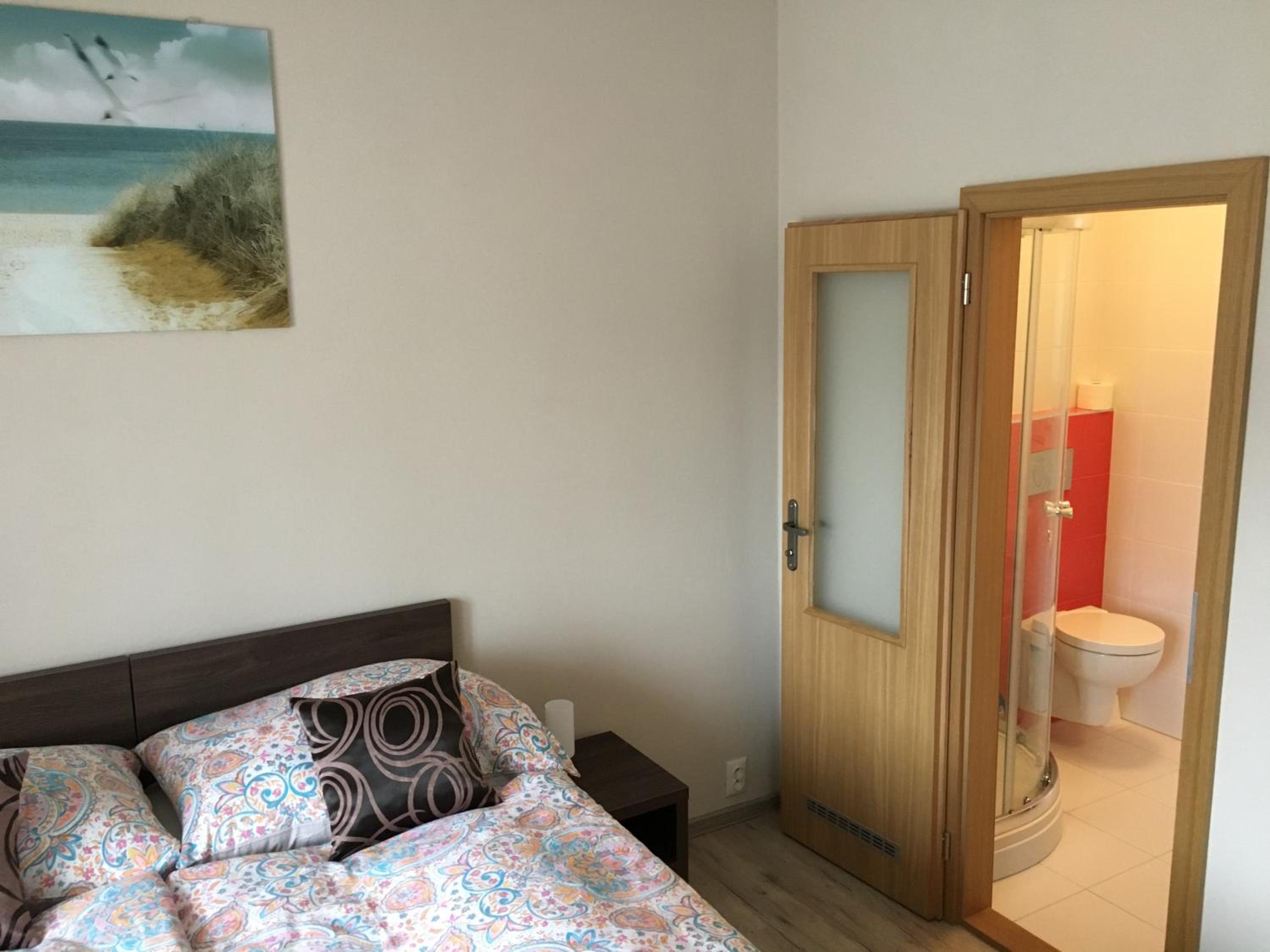 Double Room with Private Bathroom - Photo 10