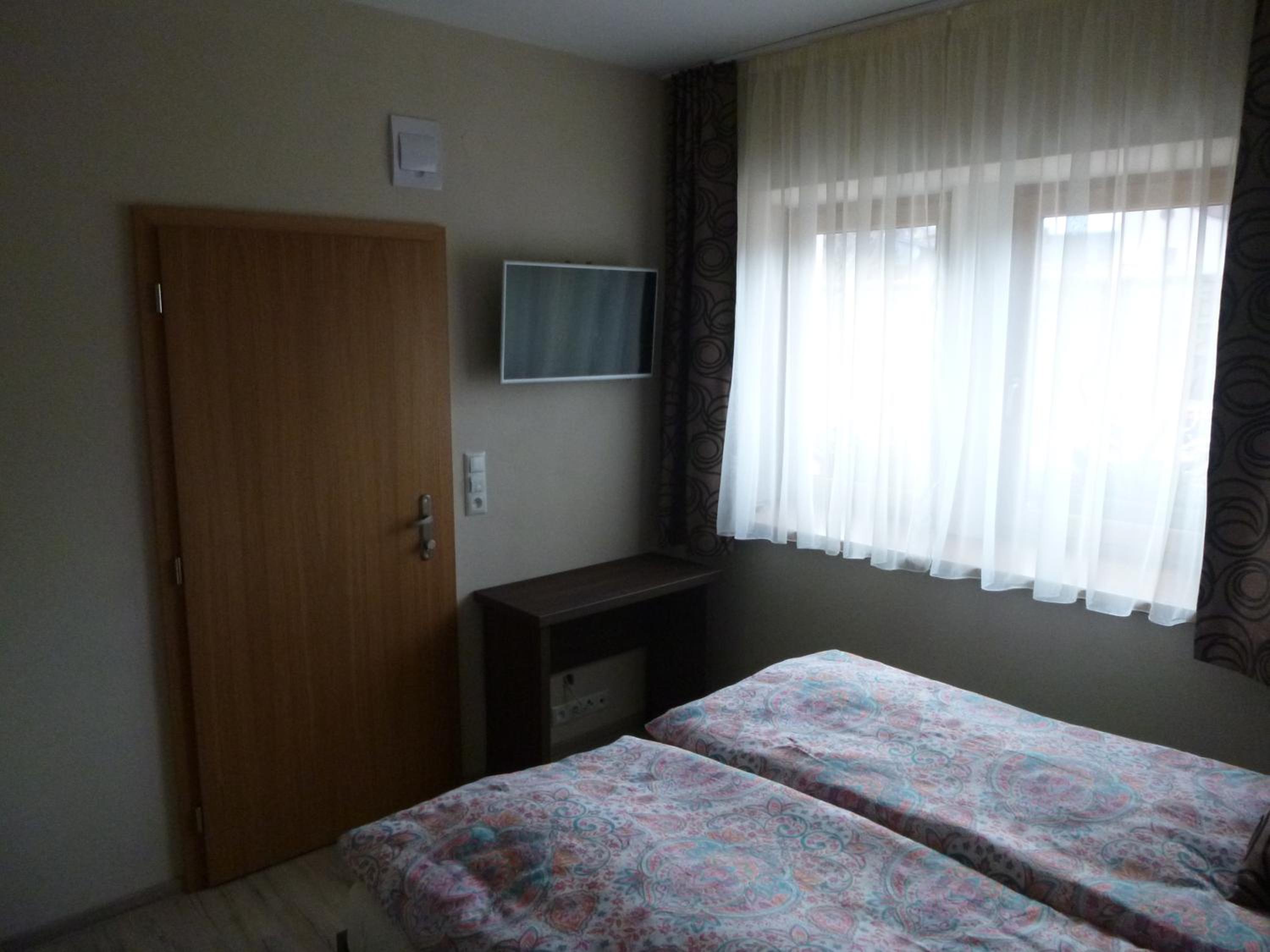 Double Room with Private Bathroom - Photo 9