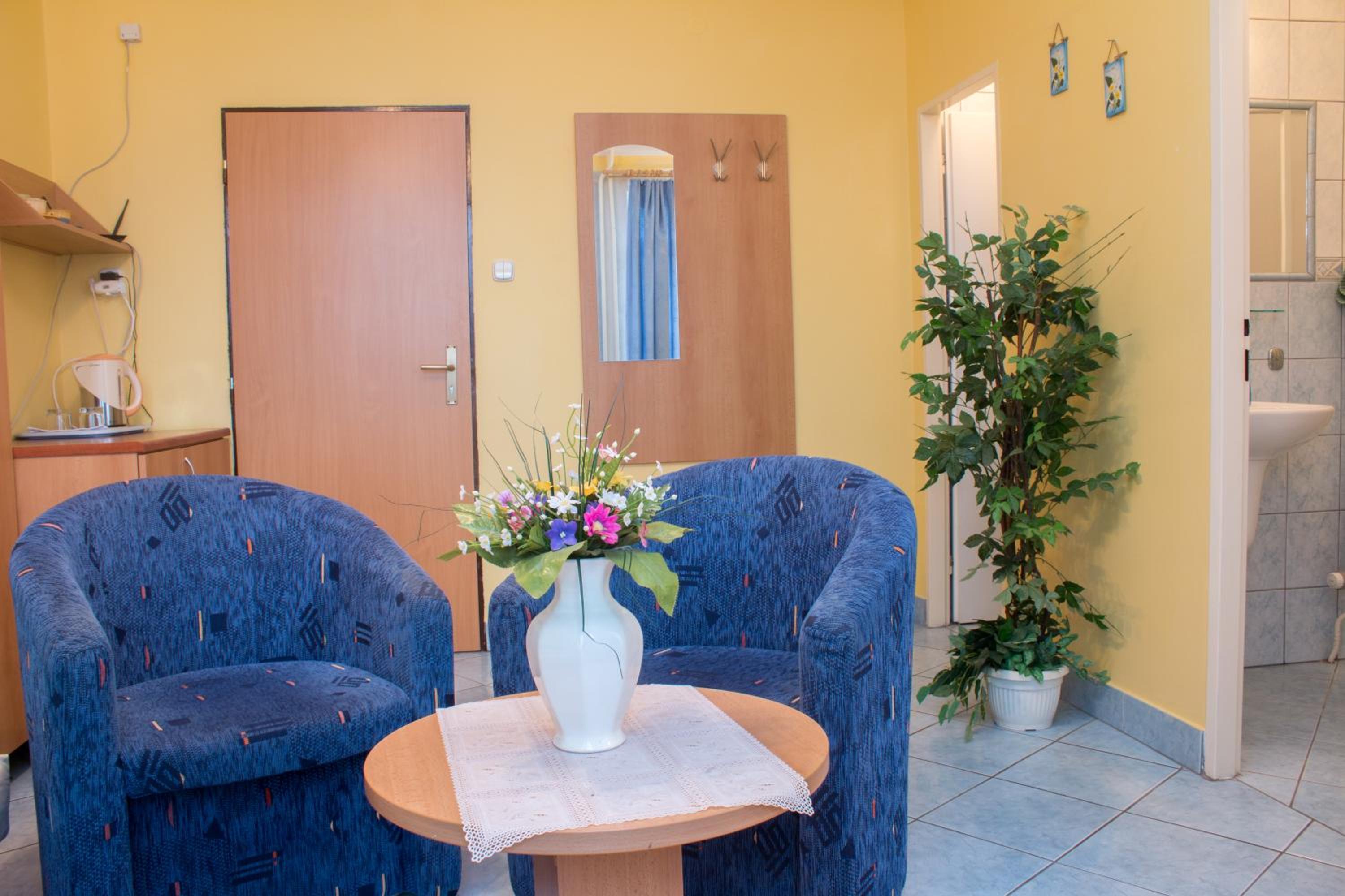 Twin Room with Private Bathroom photo 2