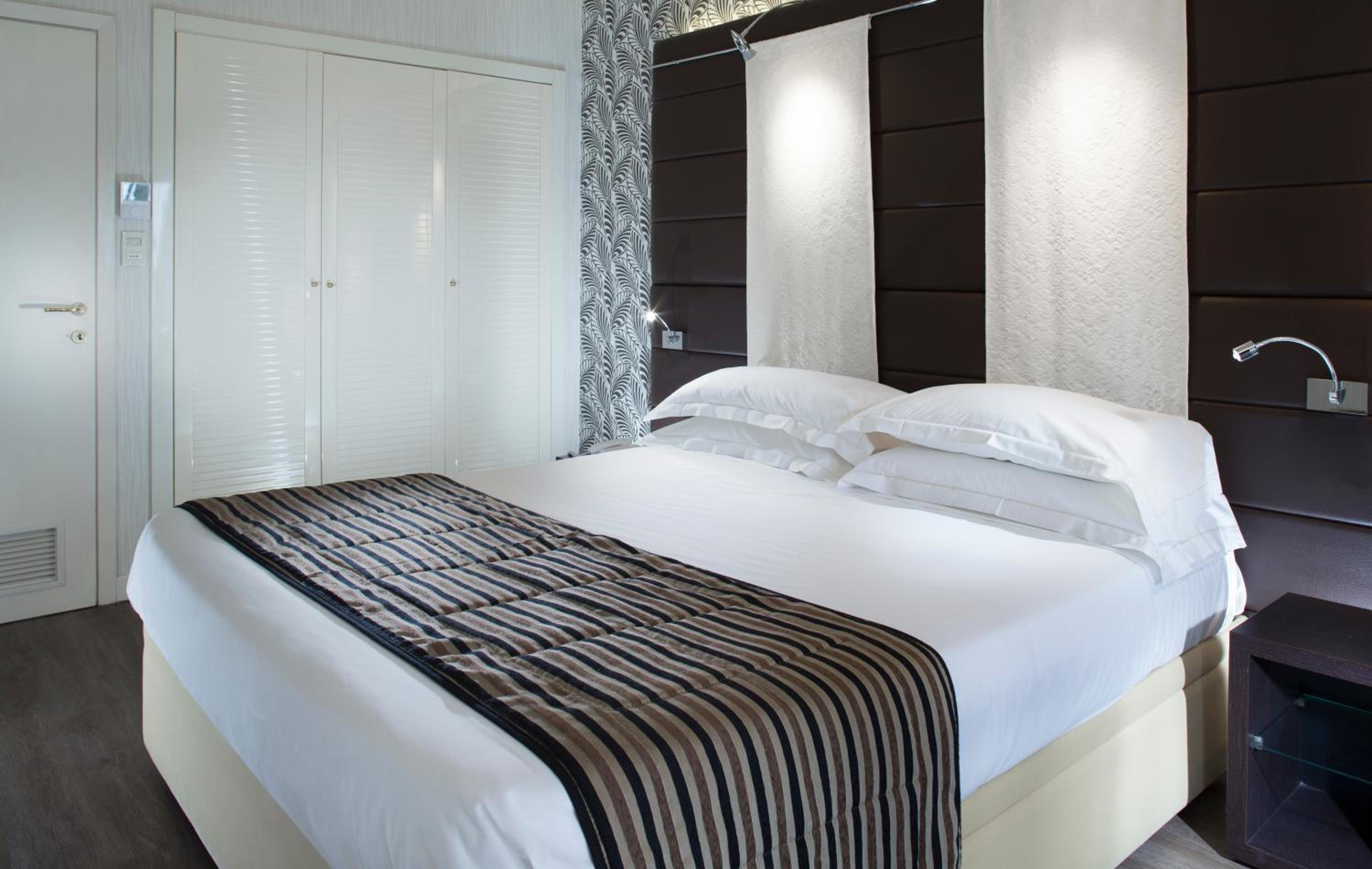 Double or Twin Room - Photo 5