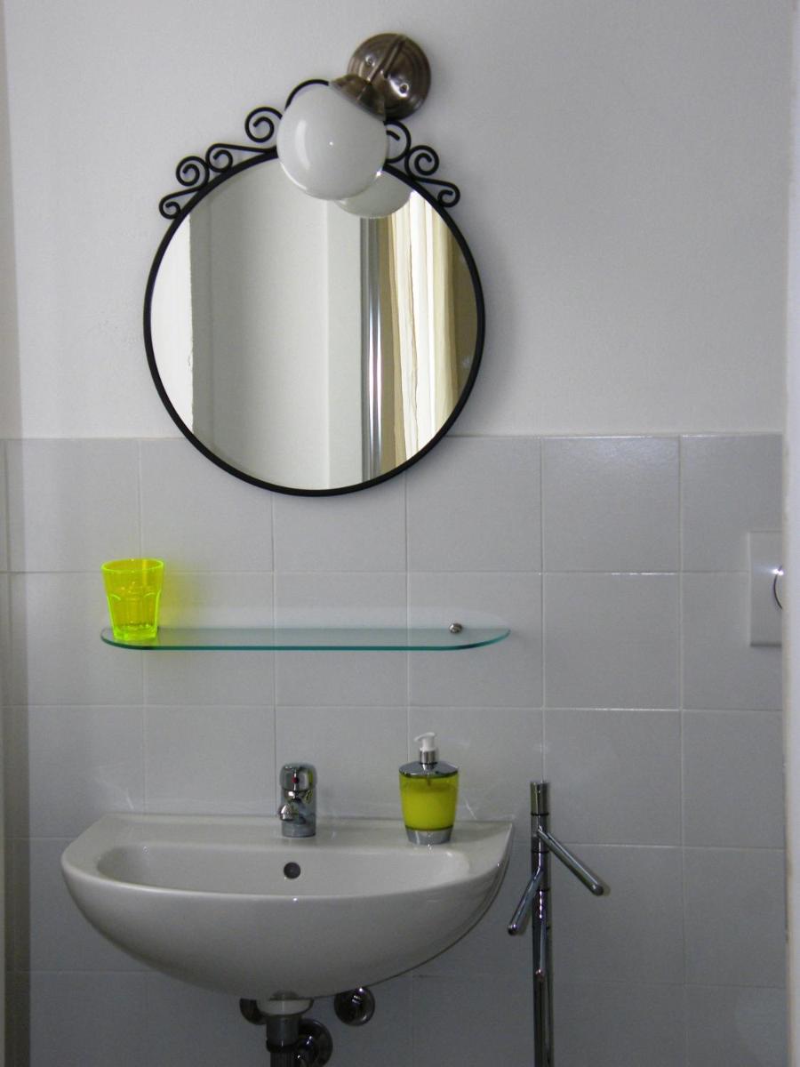 Twin Room with Private Bathroom photo 3